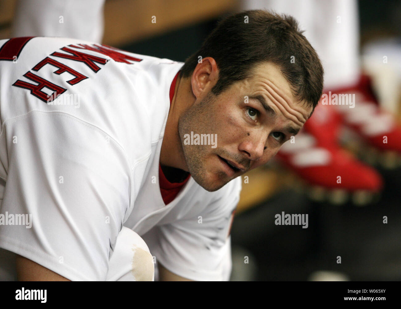 Cardinals de Saint-Louis Skip Schumaker regarde le replay vidoeo conseil dans sa chaussure il lie dans l'étang au cours d'un match contre les Reds de Cincinnati au Busch Stadium de Saint-Louis le 15 avril 2006. (Photo d'UPI/Bill Greenblatt) Banque D'Images