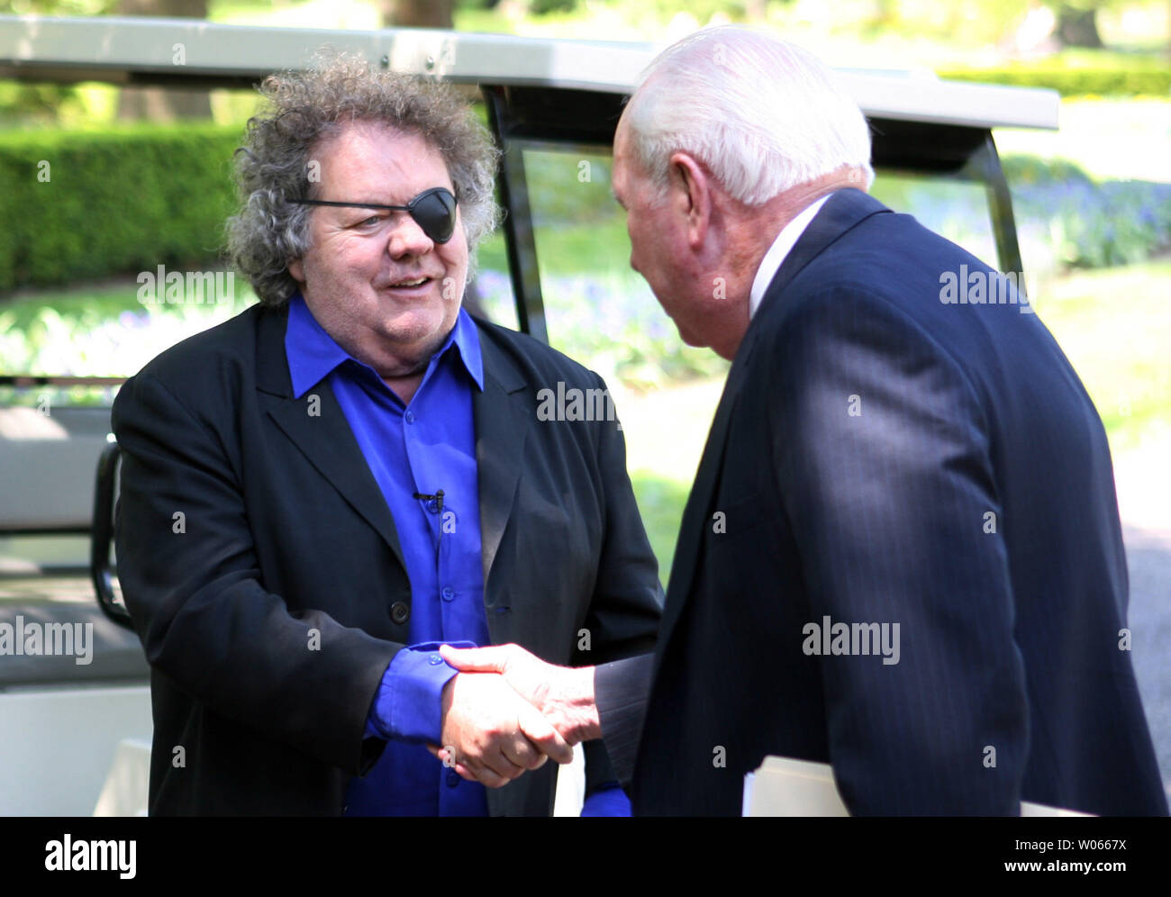 Dale Chihuly artiste (L) est accueilli par le directeur du Jardin Botanique du Missouri Le Dr Peter Raven à son arrivée pour ouvrir la vitre dans le jardin, d''affichage à l'installation à Saint Louis le 27 avril 2006. Chihuly est connu pour ses couleurs vives et fluide monumental des sculptures en verre organique souvent présentée de groupes complexes. (Photo d'UPI/Bill Greenblatt) Banque D'Images