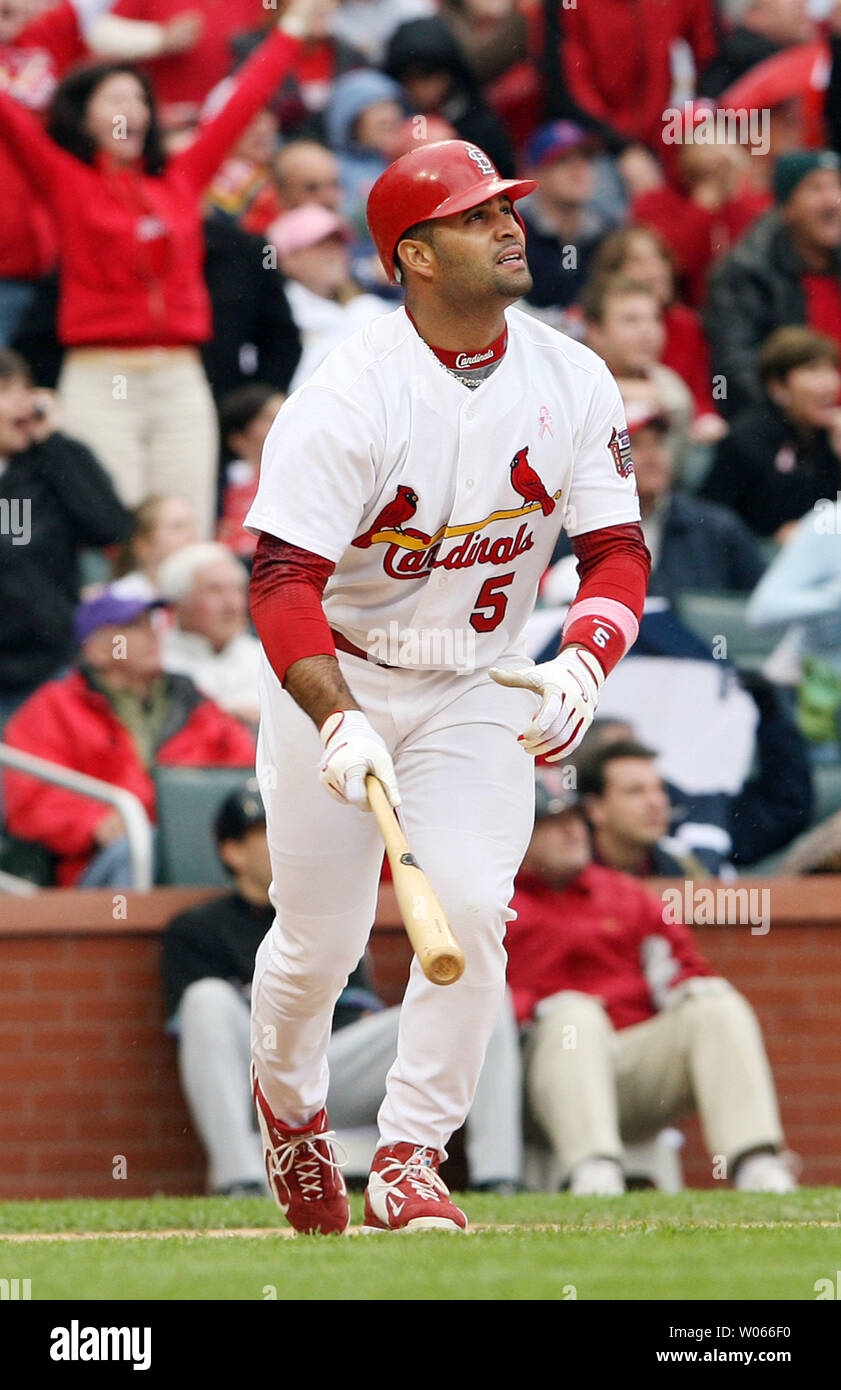 Saint Louis Cardinals Albert Pujols montres un long ballon vers la fin de la neuvième manche contre les Diamondbacks de l'Arizona au Busch Stadium de Saint-Louis le 14 mai 2006. Le ballon a été pris pour une que l'Arizona a remporté le match, 7-6. Pujols parcourus dans une course avec un sacrifice fly ball mais n'a pas obtenu un succès sur la journée. (Photo d'UPI/Bill Greenblatt) Banque D'Images