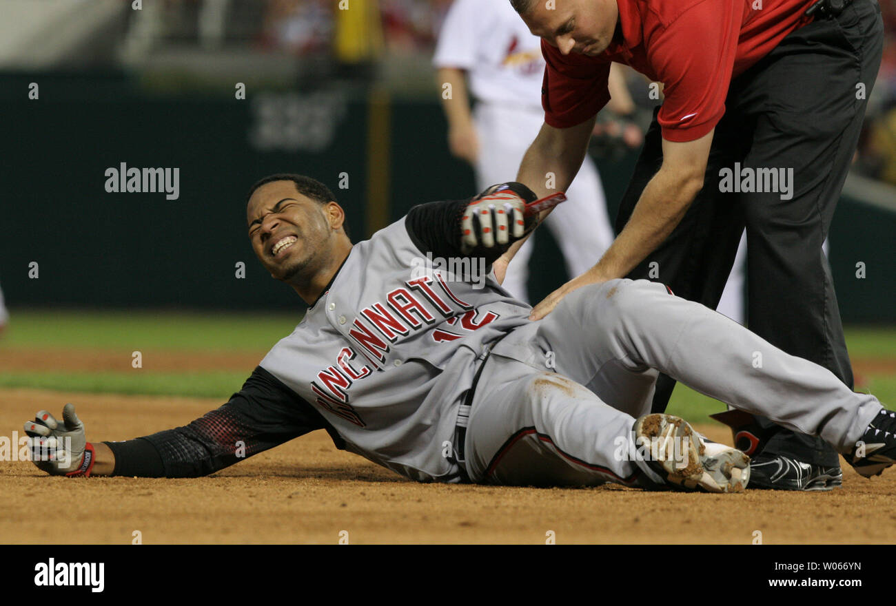 Reds de Cincinnati Edwin Encarnacion est dans la douleur comme formateur Mark Mann vient sur le terrain au cours de la cinquième manche contre les Cardinals de Saint-Louis au Busch Stadium de Saint-Louis le 6 juin 2006. Encarnacion a été interdit d'utilisation en troisième et quitté le jeu avec une entorse légère sur sa cheville gauche. (Photo d'UPI/Rob Cornforth) Banque D'Images