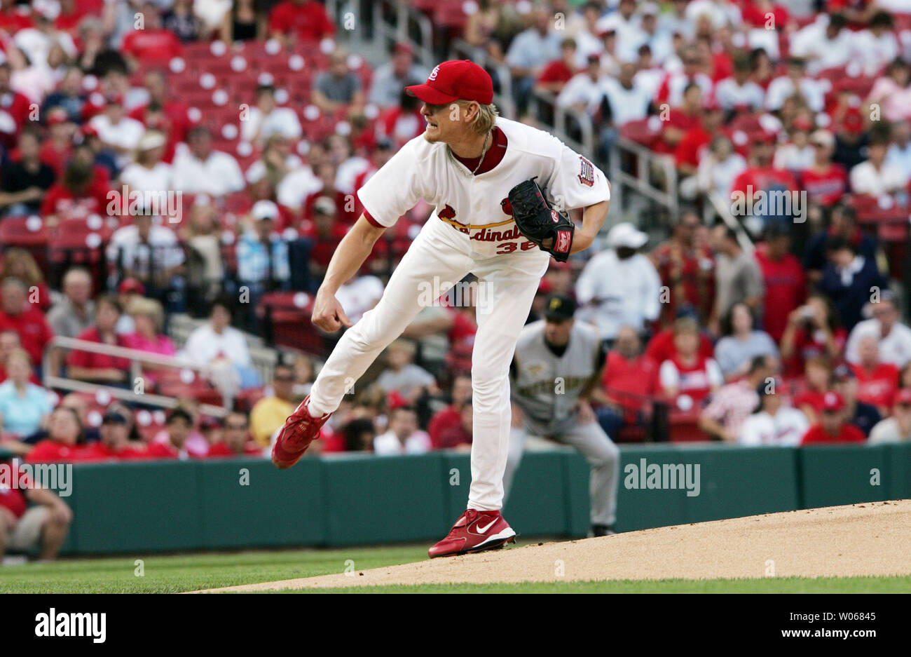 Cardinals de Saint-Louis pitcher Jeff Weaver offre un emplacement pour les Pirates de Pittsburgh en première manche au Busch Stadium de Saint-Louis le 2 septembre 2006. (Photo d'UPI/Bill Greenblatt) Banque D'Images