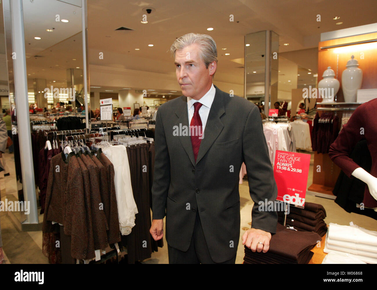 Terry Lundgren, Président du Conseil, président et chef de la direction de Federated Department Stores, Inc. promenades à travers l'ancien célèbre Barr maintenant Macy's store à St Louis le 8 septembre 2006. Federated Department Stores achetés peuvent Magasins l'année dernière, ce qui se traduira par 93 grands magasins Macy's la conversion à la plaque constructeur dans le midwest seul. (Photo d'UPI/Bill Greenblatt) Banque D'Images