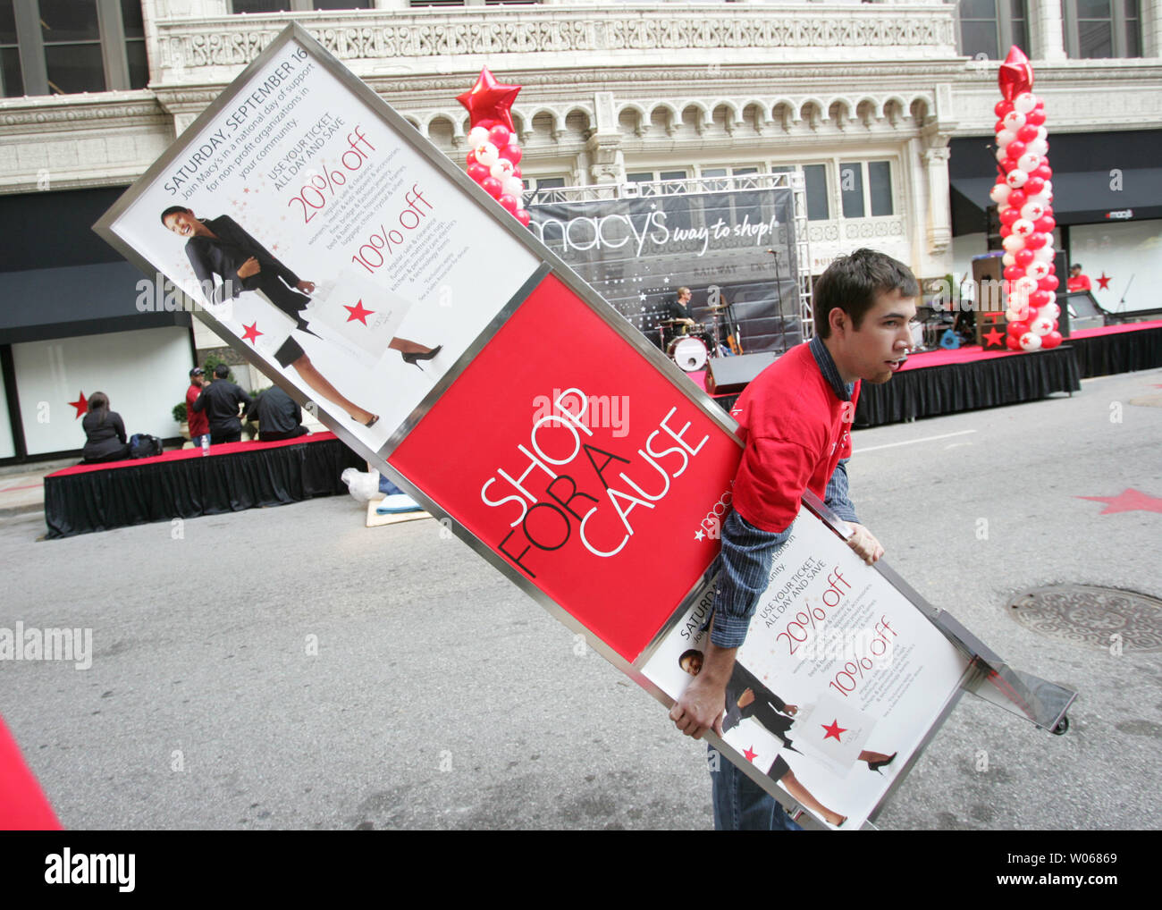 Un travailleur met un signe avant l'ouverture officielle des grands magasins Macy's à St Louis le 8 septembre 2006. Federated Department Stores achetés peuvent Magasins l'année dernière, ce qui se traduira par 93 grands magasins Macy's la conversion à la plaque constructeur dans le midwest seul. (Photo d'UPI/Bill Greenblatt) Banque D'Images