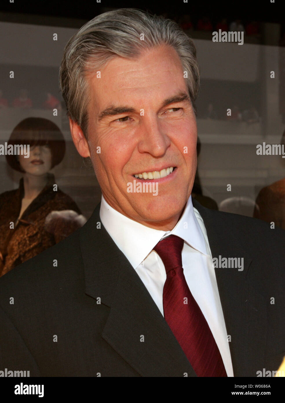 Terry Lundgren, Président du Conseil, président et chef de la direction de Federated Department Stores Inc., montres l'ouverture officielle d'un nouveau grand magasin Macy's à St Louis le 8 septembre 2006. Federated Department Stores achetés peuvent Magasins l'année dernière, ce qui se traduira par 93 grands magasins Macy's la conversion à la plaque constructeur dans le midwest seul. (Photo d'UPI/Bill Greenblatt) Banque D'Images