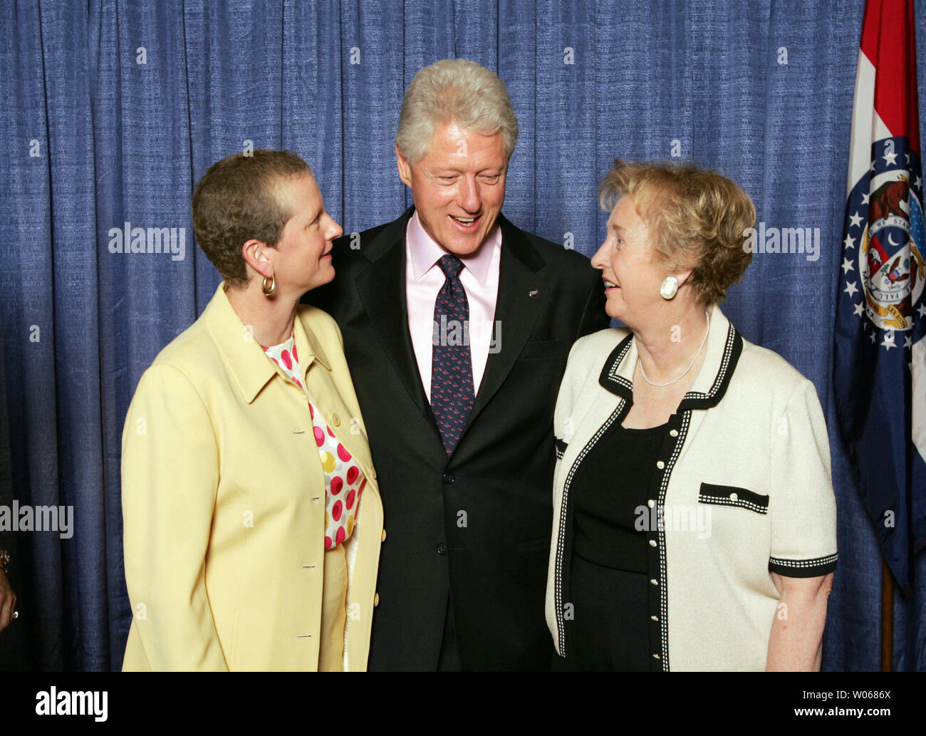 L'ancien président américain Bill Clinton parle avec l'ancien sénateur Jean Carnahan (R) et sa fille, Secrétaire d'État du Missouri Robin Carnahan pendant un événement de collecte de fonds pour l'auditeur de l'État du Missouri et le Sénat des États-Unis Claire McCaskill candidat à la Chase Park Plaza Hotel à St Louis le 9 septembre 2006. McCaskill, un démocrate, est en cours pour la siège au Sénat actuellement détenus par Jim Talent. (Photo d'UPI/Bill Greenblatt) Banque D'Images