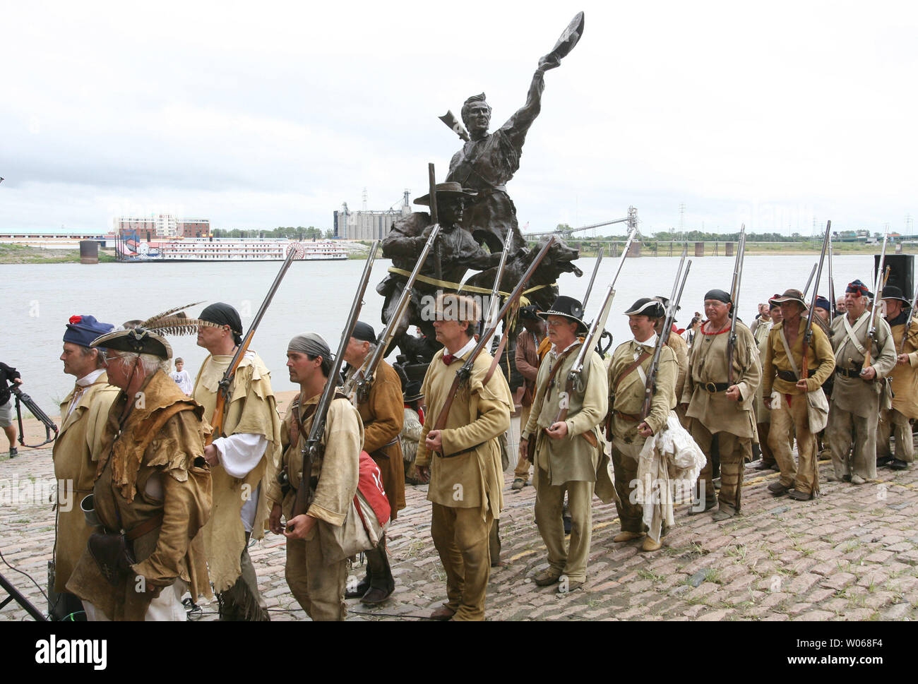 Lewis et Clark de reconstitution historique depuis mars la nouvelle statue de Lewis et Clark a appelé 'le retour du Capitaine' sur la rivière St Louis comme la célébration de leur voyage il y a 200 ans, commence à St Louis Le 23 septembre 2006. (Photo d'UPI/Bill Greenblatt) Banque D'Images