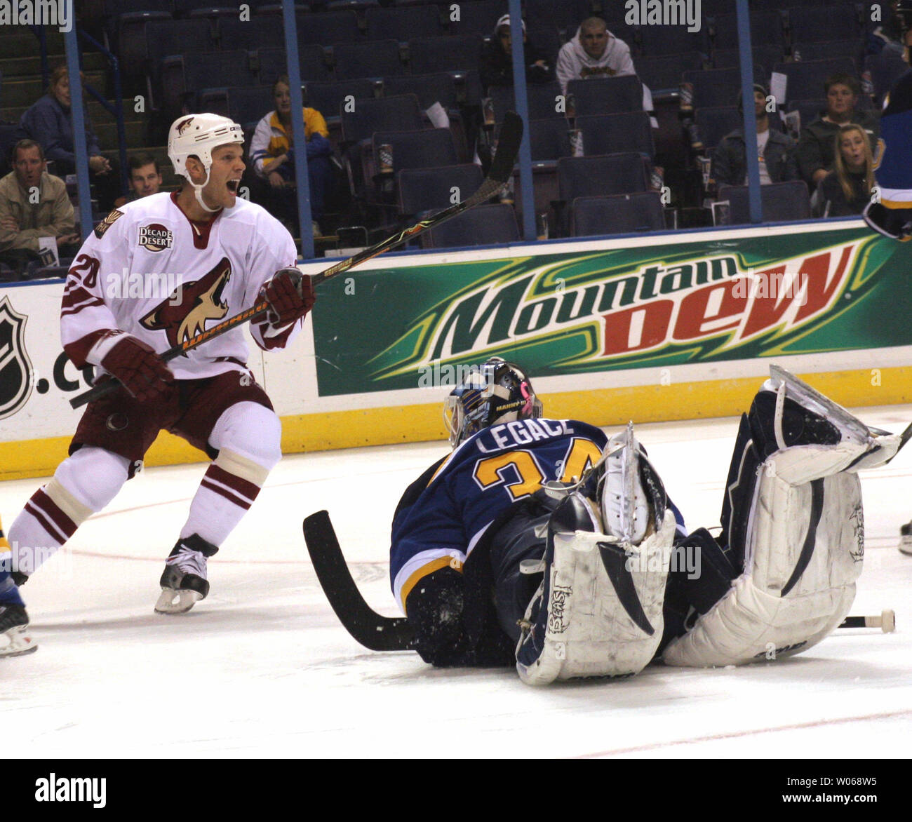 Les Coyotes de Phoenix avant Fredrik Sjostrom(20) célèbre son premier but alors que le gardien des Blues de Saint-Louis Manny Lagacé (34) au cours de la 1re période au Scottrade Center à St Louis le 17 octobre 2006. (Photo d'UPI/Rob Cornforth) Banque D'Images