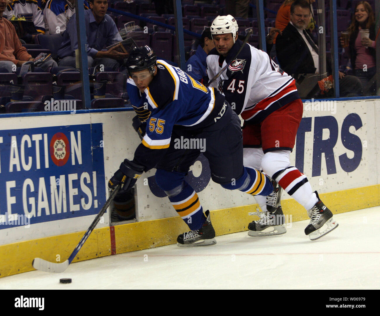 Saint Louis Blues Christian Backman (55) patins en face de Columbus Blue Jackets Jody Shelley durant la première période à la Scottrade Center à St Louis le 9 novembre 2006. (Photo d'UPI/Bill Greeenblatt) Banque D'Images