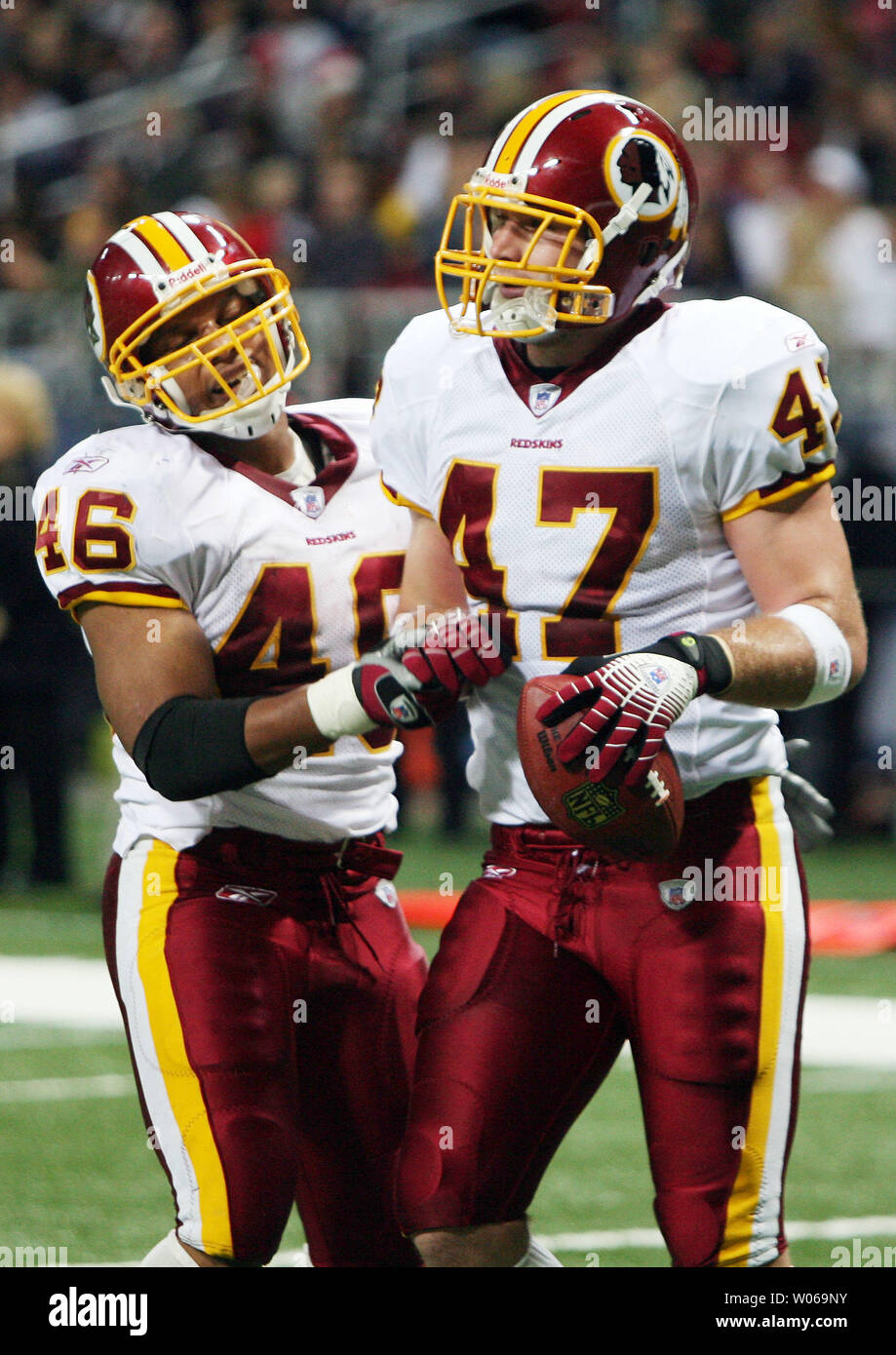 Redskins de Washington Ladell Betts (46) félicite Chris Cooley (47) après les scores de Cooley pour neuf verges au deuxième trimestre contre les Rams de Saint-Louis à l'Edward Jones Dome à St Louis le 24 décembre 2006. (Photo d'UPI/Bill Greenblatt) Banque D'Images