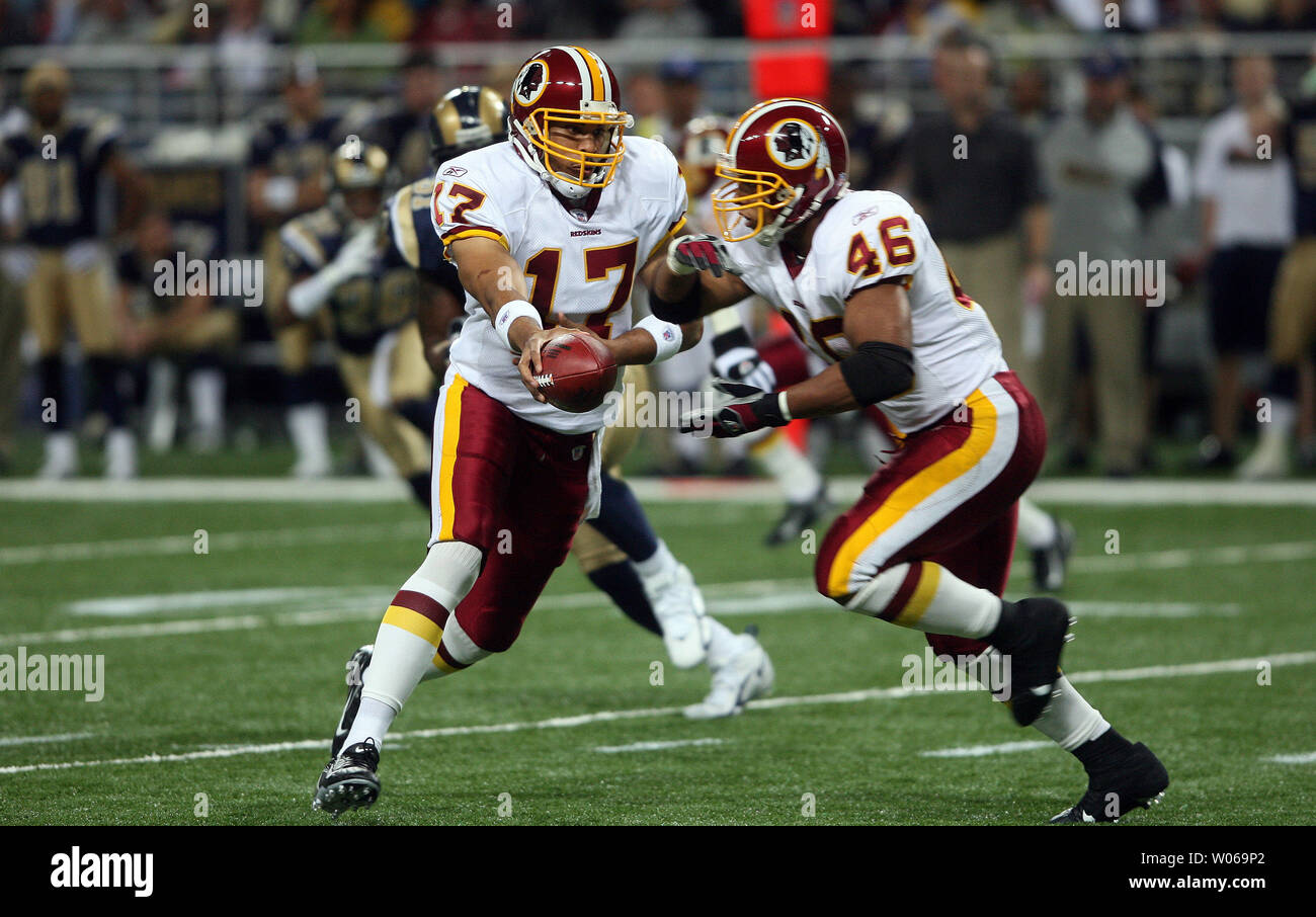 Redskins de Washington le quart-arrière Jason Campbell (17) les mains hors de football Ladell Betts au cours de premier trimestre l'action contre les Rams de Saint-Louis à l'Edward Jones Dome à St Louis le 24 décembre 2006. (Photo d'UPI/Bill Greenblatt) Banque D'Images
