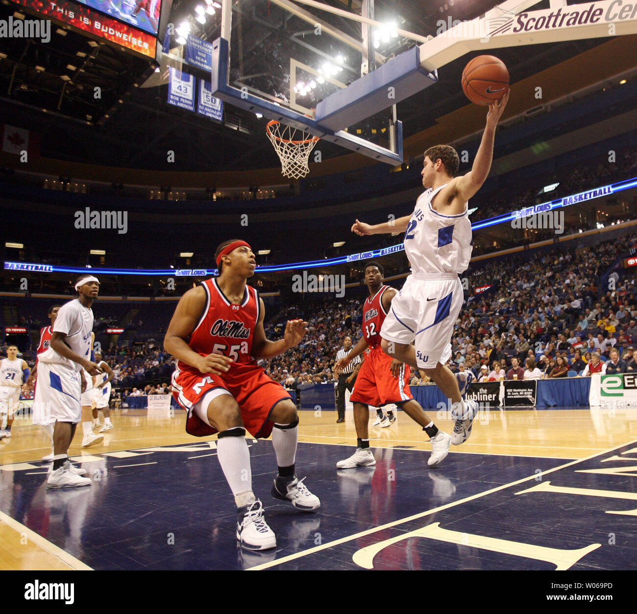 Saint Louis University Billikens Luc Meyer (R) passe à essayer de sauver la balle de sortir des limites au cours de la première moitié contre la Mlle Ole rebelles au Scottrade Center à St Louis le 30 décembre 2006. (Photo d'UPI/Bill Greenblatt) Banque D'Images