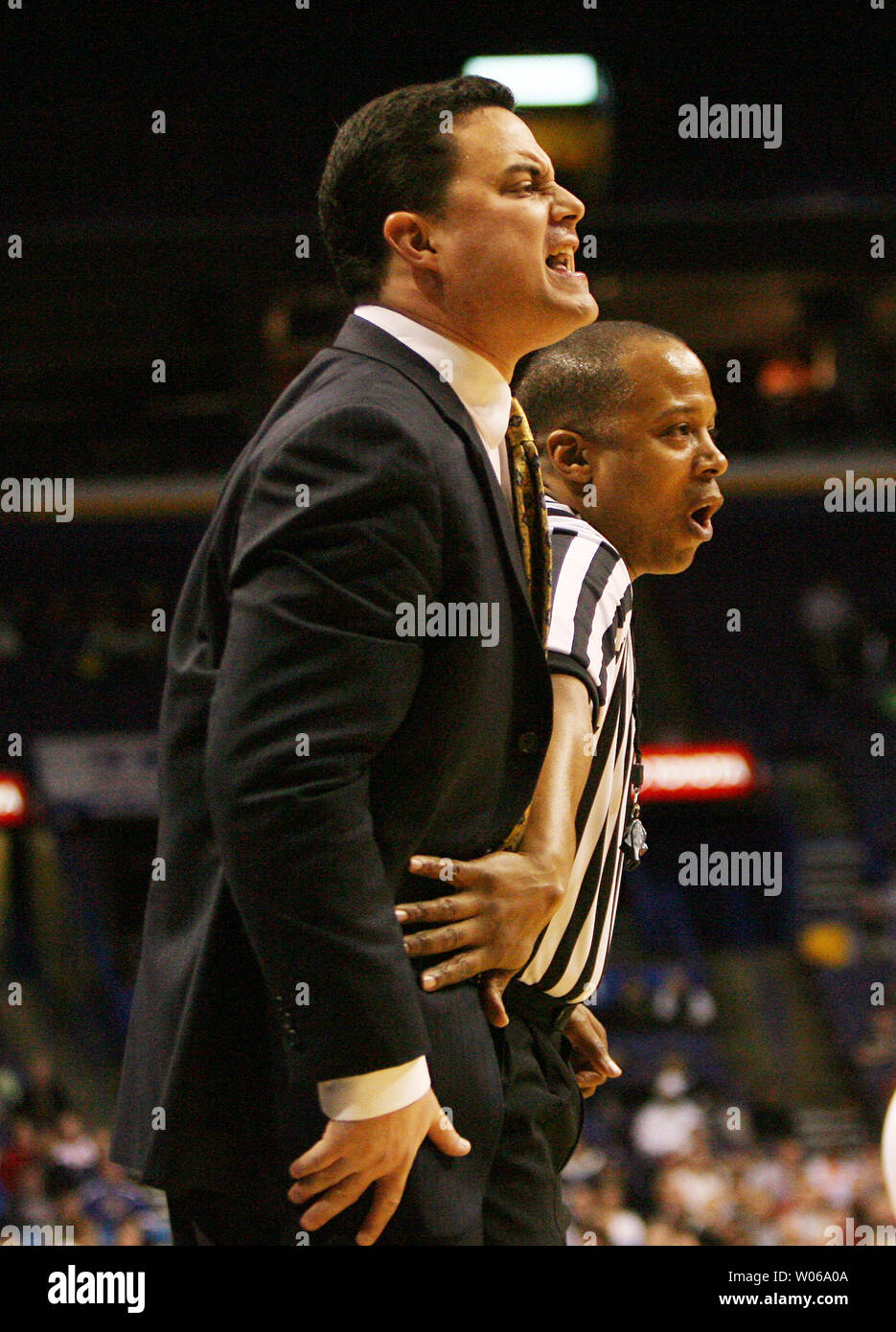 Lamar arbitre Simpson essaie de son mieux pour retenir Xavier Mousquetaires chef entraîneur de basket-ball, Sean Miller au cours de la première moitié contre l'Université de Saint Louis Billikens au Scottrade Center à St Louis le 13 janvier 2007. (Photo d'UPI/Bill Greenblatt) Banque D'Images