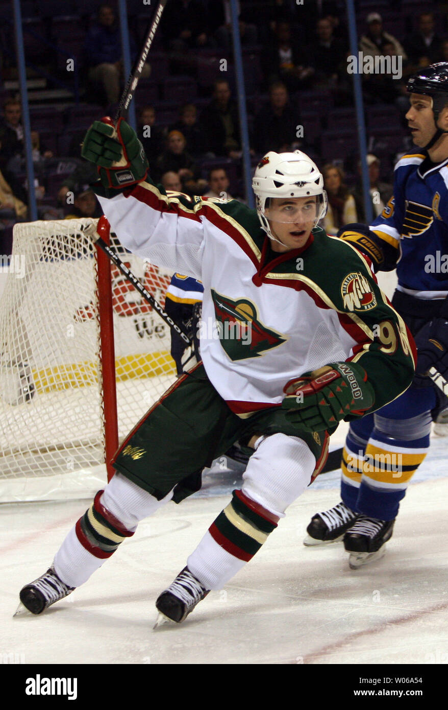 Le Wild du Minnesota Pierre-Marc Bouchard soulève son bâton après avoir marqué un but contre les Blues de Saint-Louis dans la première période à la Scottrade Center à St Louis le 30 janvier 2007. (Photo d'UPI/Bill Greenblatt) Banque D'Images