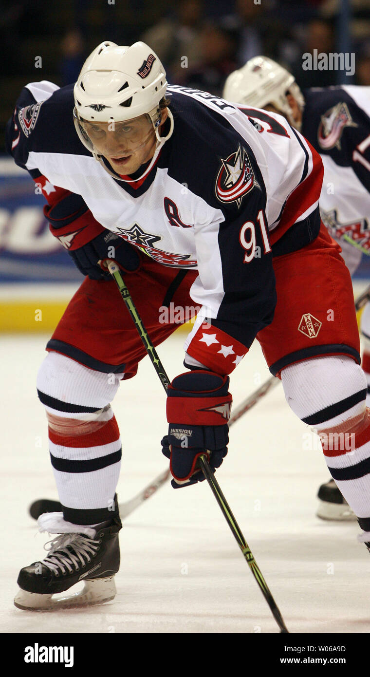 Columbus Blue Jackets Sergei Fedorov de Russie attend que la liste déroulante de la rondelle contre le Blues de Saint-Louis au cours de la première période à la Scottrade Center à St Louis le 20 février 2007. (Photo d'UPI/Bill Greenblatt) Banque D'Images