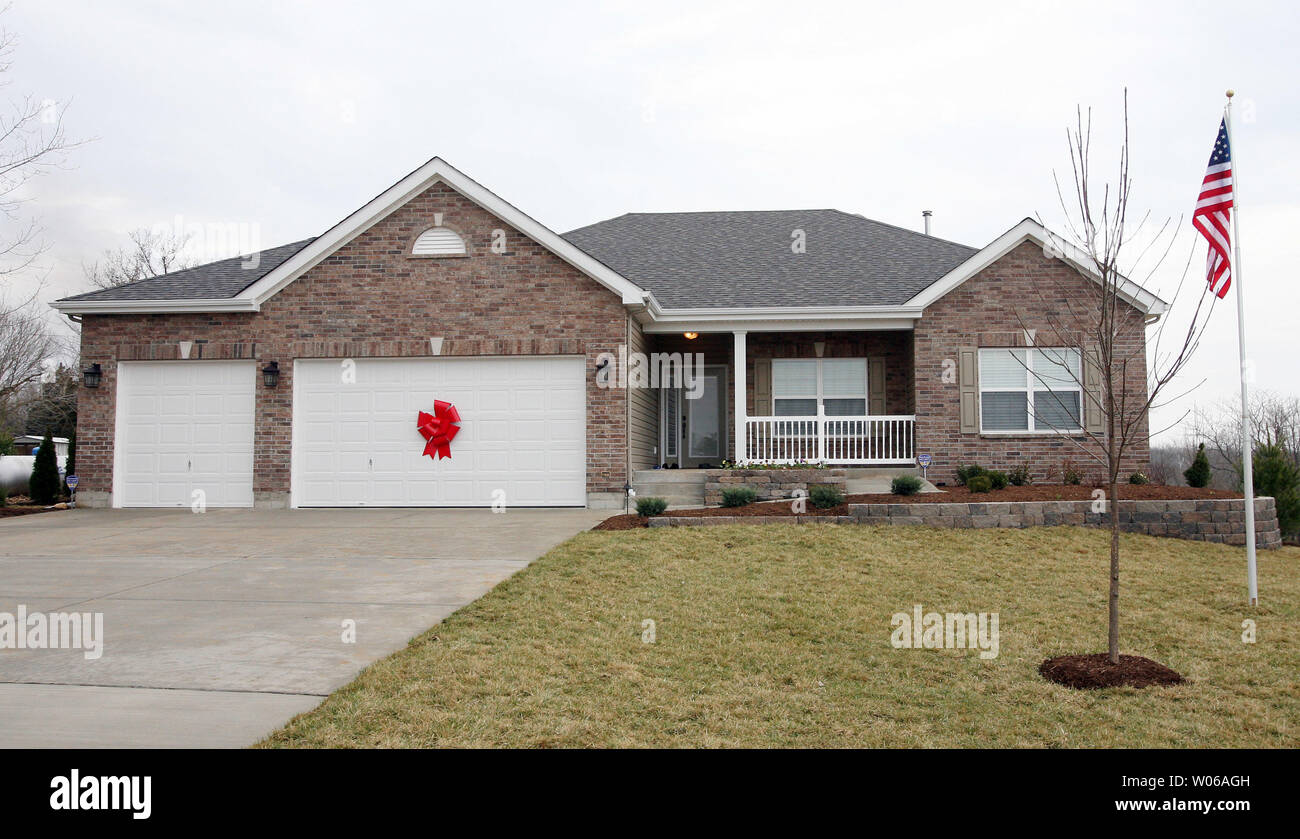 La nouvelle maison pour la famille de kidnappé boy Shawn Hornbeck est prêt avec un grand arc rouge à Richwoods, Missouri le 14 mars 2007. Un entrepreneur local construit la nouvelle maison pour la famille dans 44 jours et près de 150 entreprises des dons de biens et services pour terminer la maison. Hornbeck a été remis à sa famille après avoir été enlevé pendant plus de quatre ans. La famille Hornbeck utilisé tout leur argent à Shawn, et leur ancienne maison est tombée en ruine. (Photo d'UPI/Bill Greenblatt) Banque D'Images