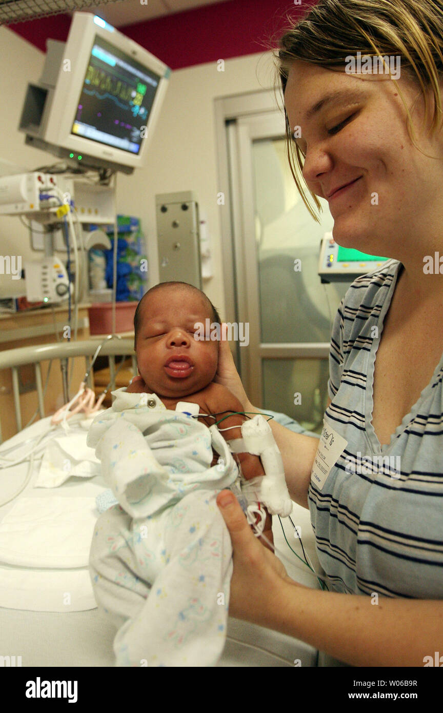 Melissa Ball de Saint Louis prend en charge la tête de ses deux mois  Na-Ryan Ball alors qu'elle se repositionne dans le nouveau-né lui nouvelle  unité de soins intensifs (UNSI) à St