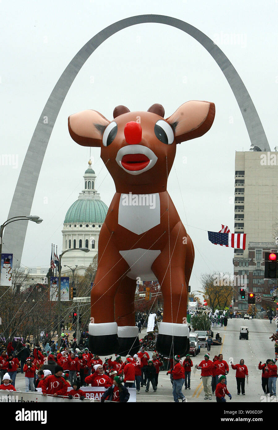 Un gros nez rouge le Rudolph Raindeer manuvers ballon vers le bas de la rue du marché au cours de la Thanksgiving Day Parade à St Louis le 22 novembre 2007. (Photo d'UPI/Bill Greenblatt) Banque D'Images