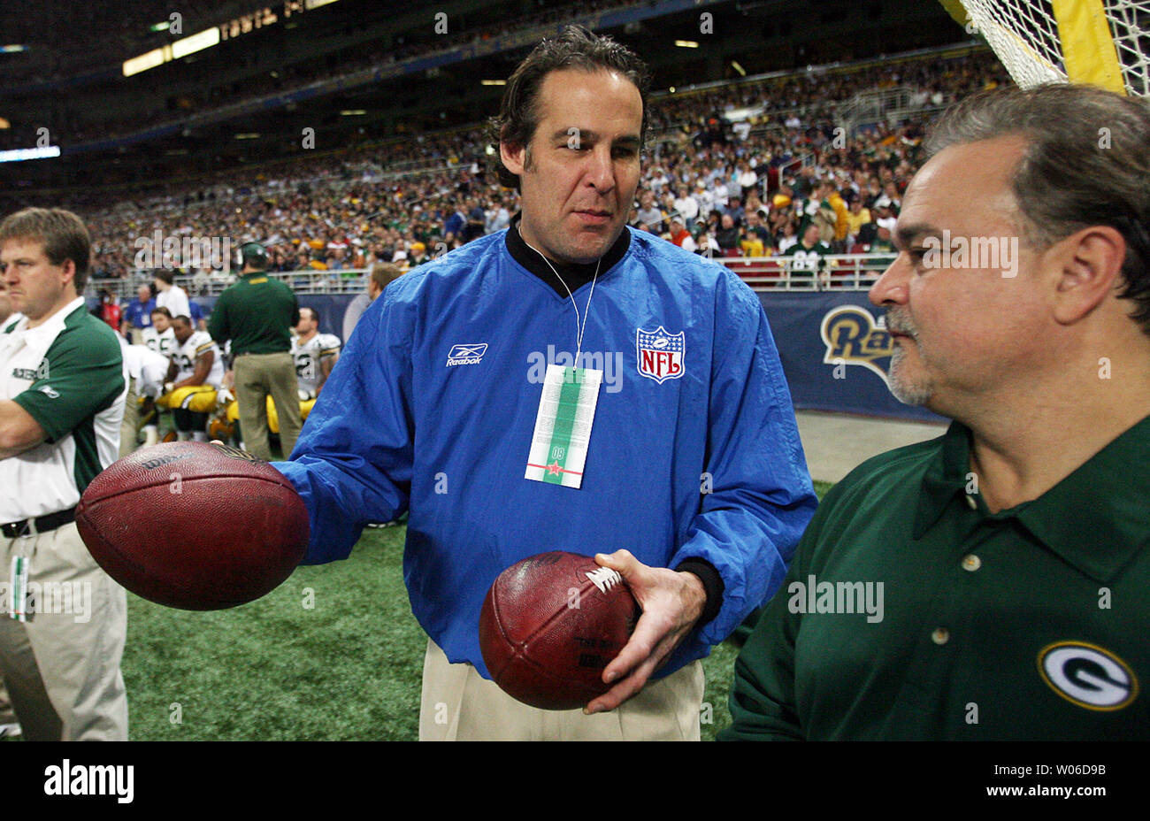 L'ancien ailier droit des Blues de Saint-Louis Scott Mellanby (L) reçoit des instructions qu'il travaille comme Ball boy en marge de la Green Bay Packers - Saint Louis Rams match de football, à l'Edward Jones Dome à St Louis le 16 décembre 2007.(Photo UPI/Bill Greenblatt) Banque D'Images