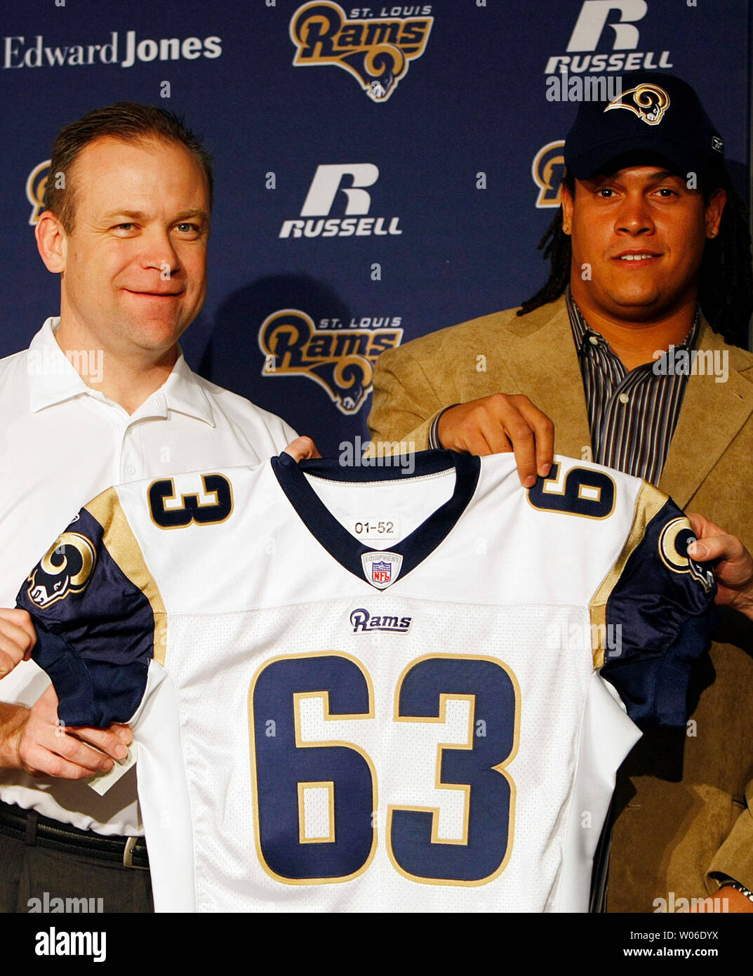 St Louis Rams nouvellement acquis de l'agent libre guard Jacob Bell (R) pose avec l'entraîneur-chef Scott Linehan après avoir signé un contrat de six ans à la saint Louis Rams en pratique de Earth City, New York le 4 mars 2008. Jacob, 27 ans, vient à la béliers après avoir passé ses quatre premières saisons de la NFL avec les Tennessee Titans. (Photo d'UPI/Bill Greenblatt) Banque D'Images