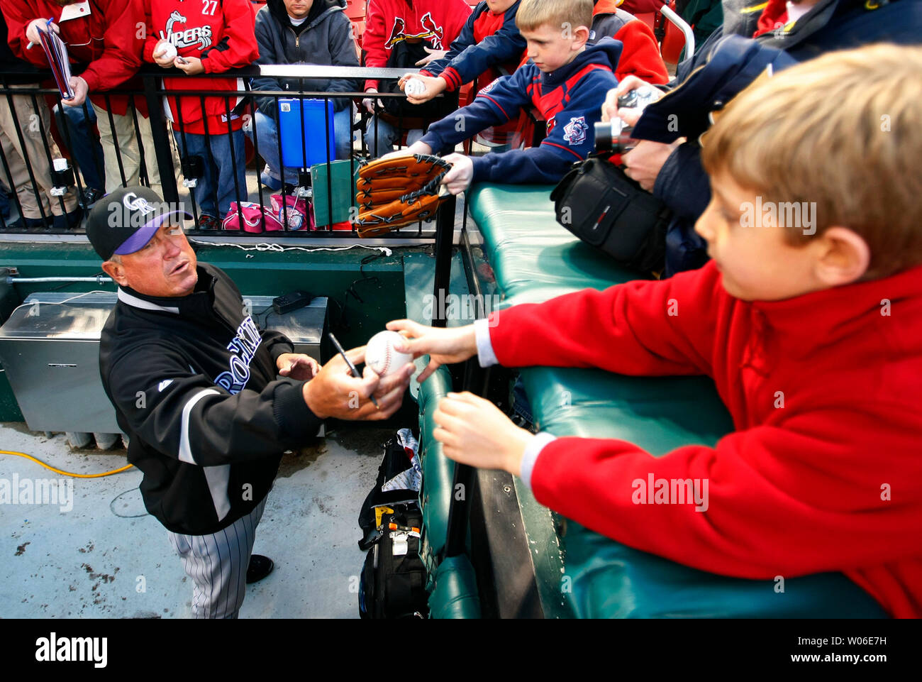 Rockies du Colorado manager Clint Hurdle signe un base-ball pour un enfant avant un match contre les Cardinals de Saint-Louis au Busch Stadium de Saint-Louis le 1 avril 2008. (Photo d'UPI/Bill Greenblatt) Banque D'Images