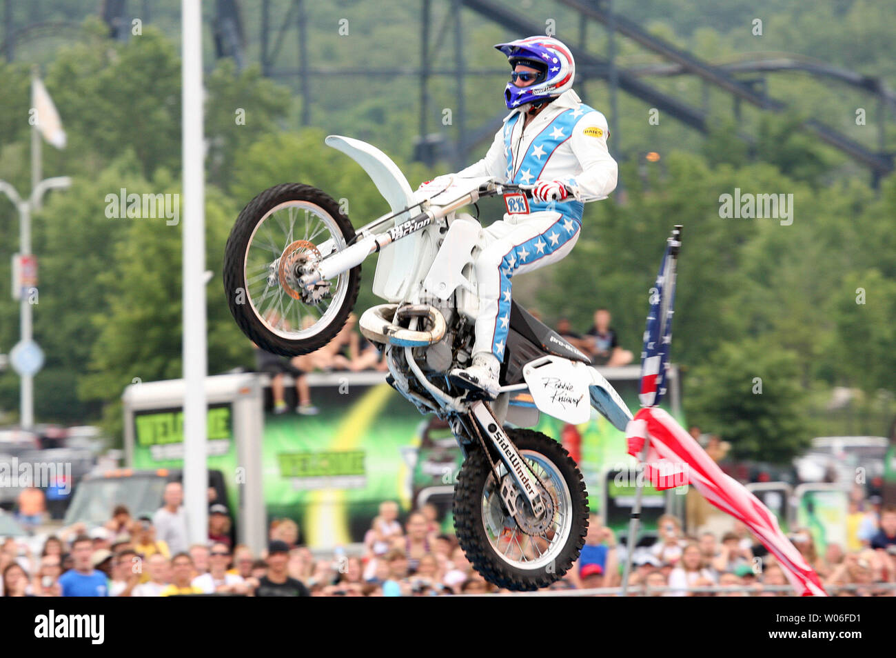 Daredevil Robbie Knievel enchante la foule en sautant sa moto plus de 25 voitures à Six Flags en milieu de l'Amérique latine à Eureka, Nevada le 3 juillet 2008. Knievel a réussi avec sa tentative de sauter près de 200 pieds. (Photo d'UPI/Bill Greenblatt) Banque D'Images