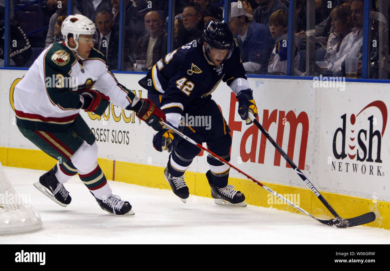 Saint Louis Blues David Backes (R) tente de garder le Minnesota Wild Marek Zidlicky au large de la rondelle dans la zone du Minnesota au cours de la première période au Scottrade Center à St Louis, le 20 décembre 2008. (Photo d'UPI/Bill Greenblatt) Banque D'Images