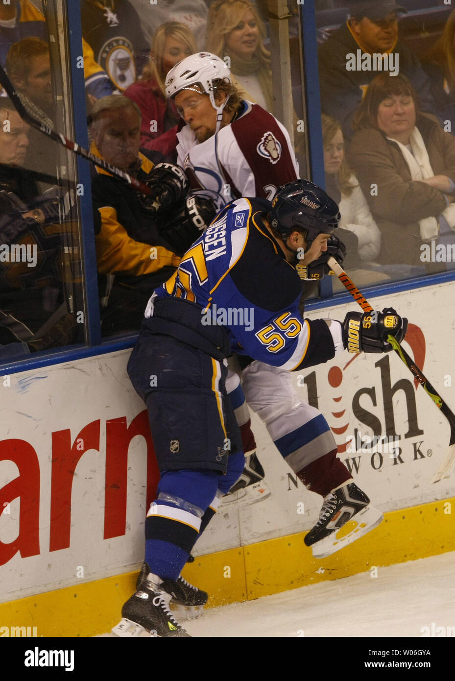 Saint Louis Blues Cam Janssen (55) met l'Avalanche du Colorado Daniel Tjarnqvist dans le verre au cours de la première période au Scottrade Center à St Louis le 15 janvier 2009. (Photo d'UPi/Bill Greenblatt) Banque D'Images