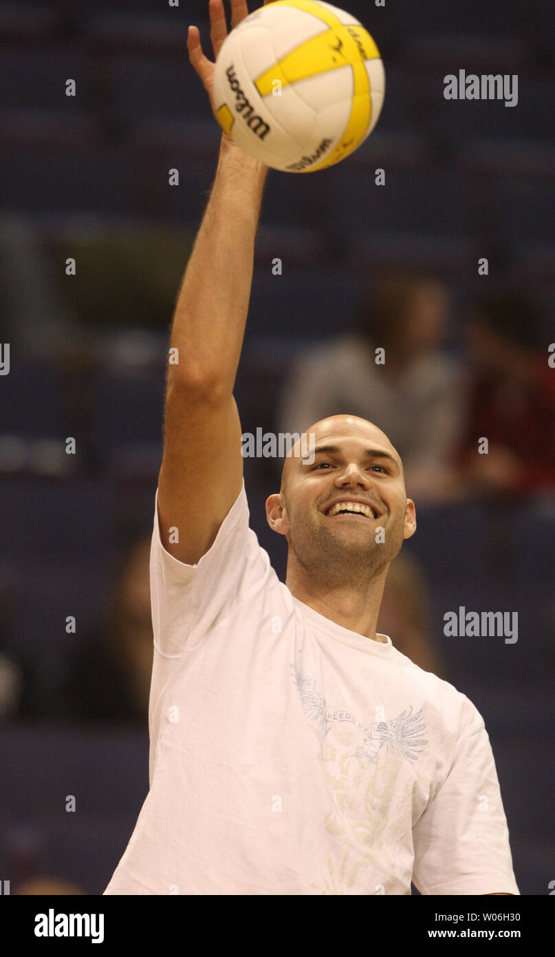 Joueur de volley-ball sur sable et médaillée d'or aux Jeux Olympiques Phil Dalhausser chauffe avant de participer à l'AVP Pro Beach Volleyball concours au Scottrade Center à St Louis le 6 février 2009. (Photo d'UPI/Bill Greenblatt) Banque D'Images