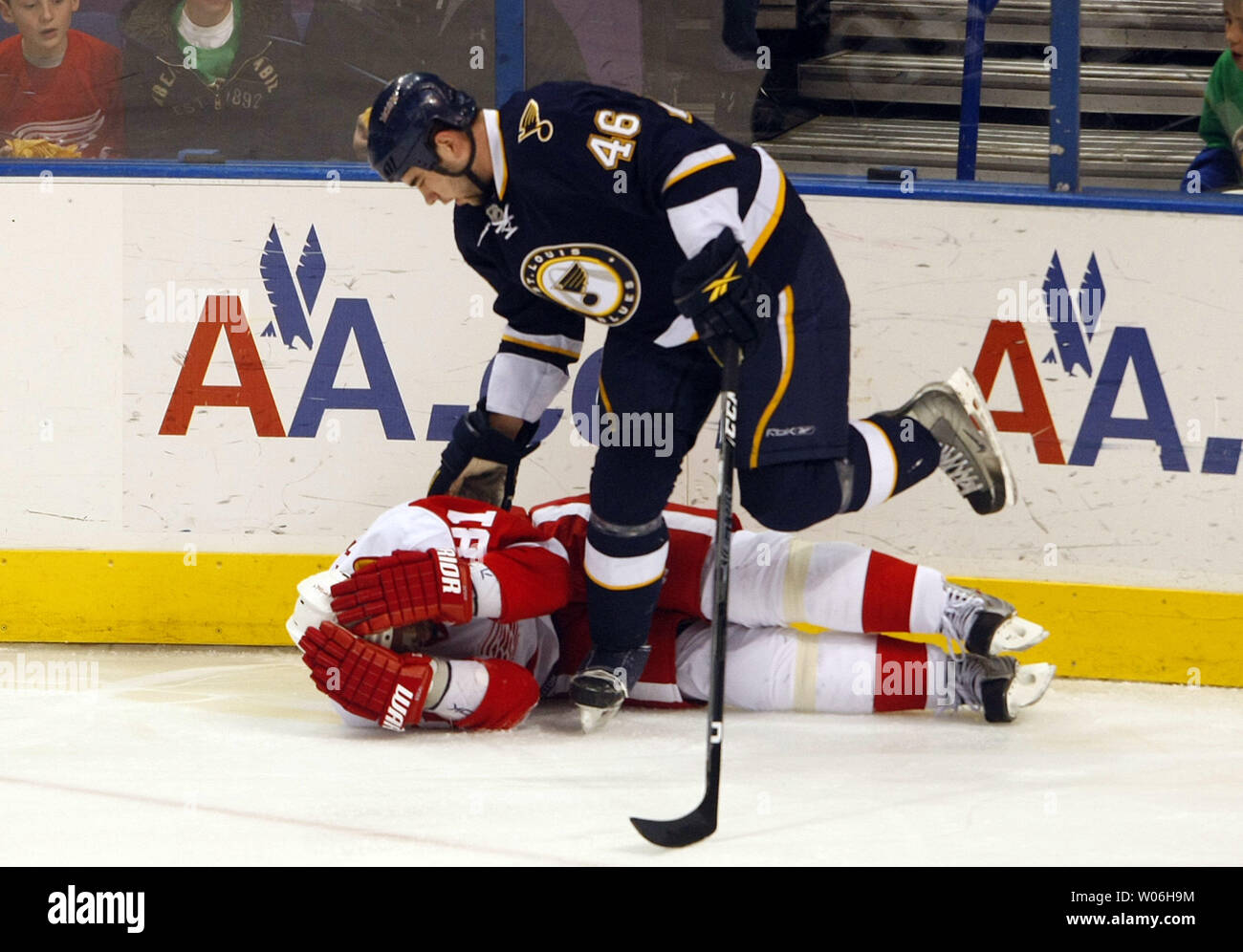 Saint Louis Blues Roman Polak (R) se penche pour vérifier les Red Wings de Detroit Marian Hossa après les deux fusionnent dans la première période à la Scottrade Center à St Louis le 3 mars 2009. Hossa a été retiré de la glace sur une civière et emmené dans un hôpital local où son état n'est pas encore connu. (Photo d'UPI/Bill Greenblatt) Banque D'Images