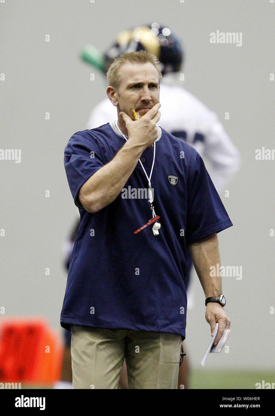 Nouveau Saint Louis Rams entraîneur Steve Spagnuolo regarde son équipe passer par des exercices d'entraînement au cours de la première journée du mini-camp à l'installation en pratique les équipes Earth City, New York le 2 avril 2009. (Photo d'UPI/Bill Greenblatt) Banque D'Images