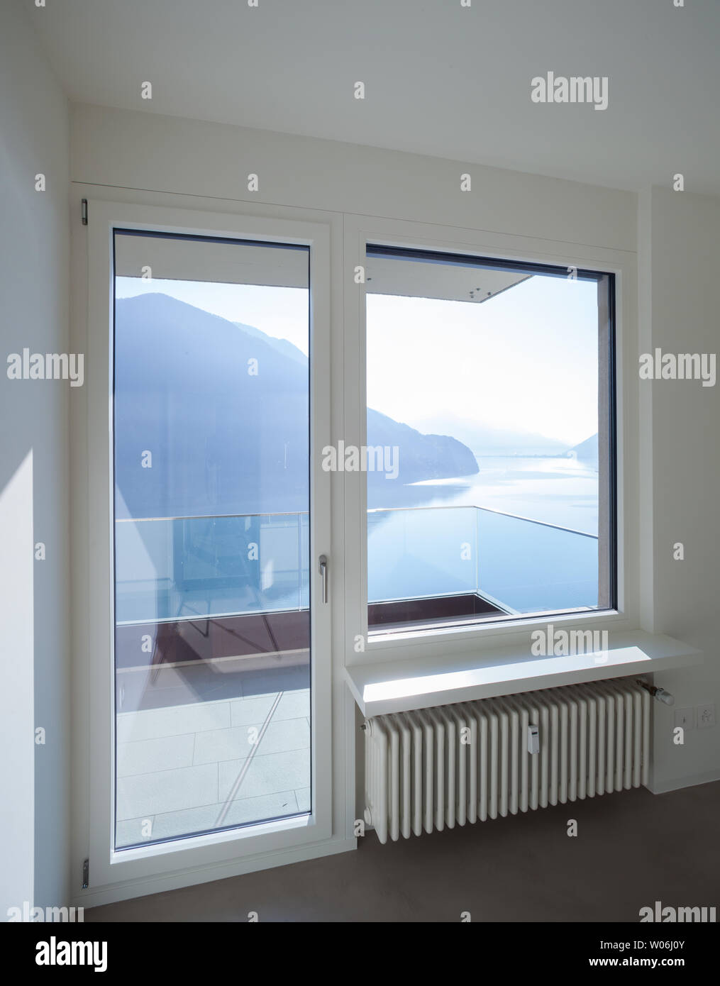 Salle vide dans la maison moderne, fenêtre avec paysage du lac Banque D'Images