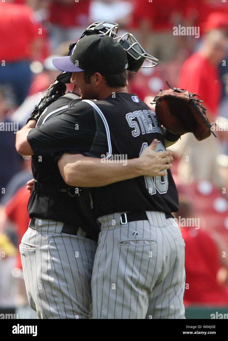 Colorado Rockies pitcher Huston Street (R) et catcher Paul Phillips embrasser après la troisième, défaisant les Cardinals de Saint-Louis 5-2, complétant un jeu de quatre coup de Saint Louis - le Stade Busch à St Louis le 8 juin 2009. (Photo d'UPI/Bill Greenblatt) Banque D'Images