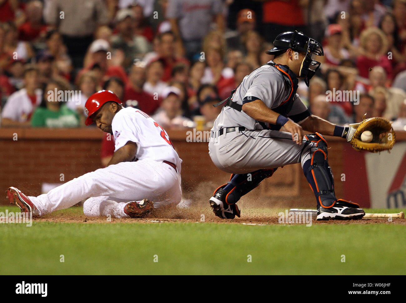 Cardinals de Saint-Louis Joe Thurston (L) glisse en toute sécurité dans la plaque d'accueil passé Tigers de Detroit catcher Gerald Laird dans la cinquième manche au Busch Stadium de Saint-Louis le 16 juin 2009. (Photo d'UPI/Bill Greenblatt) Banque D'Images