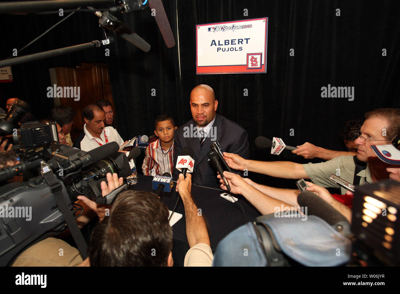 Saint Louis Cardinals Albert Pujols parle aux journalistes le match des étoiles alors que la journée des médias fils A.J. (8) en écoute à l'hôtel Hyatt Regency à St Louis le 13 juillet 2009. Toutes les étoiles du baseball va jouer le 80e match des étoiles le 14 juillet 2009. (Photo d'UPI/Bill Greenblatt) Banque D'Images