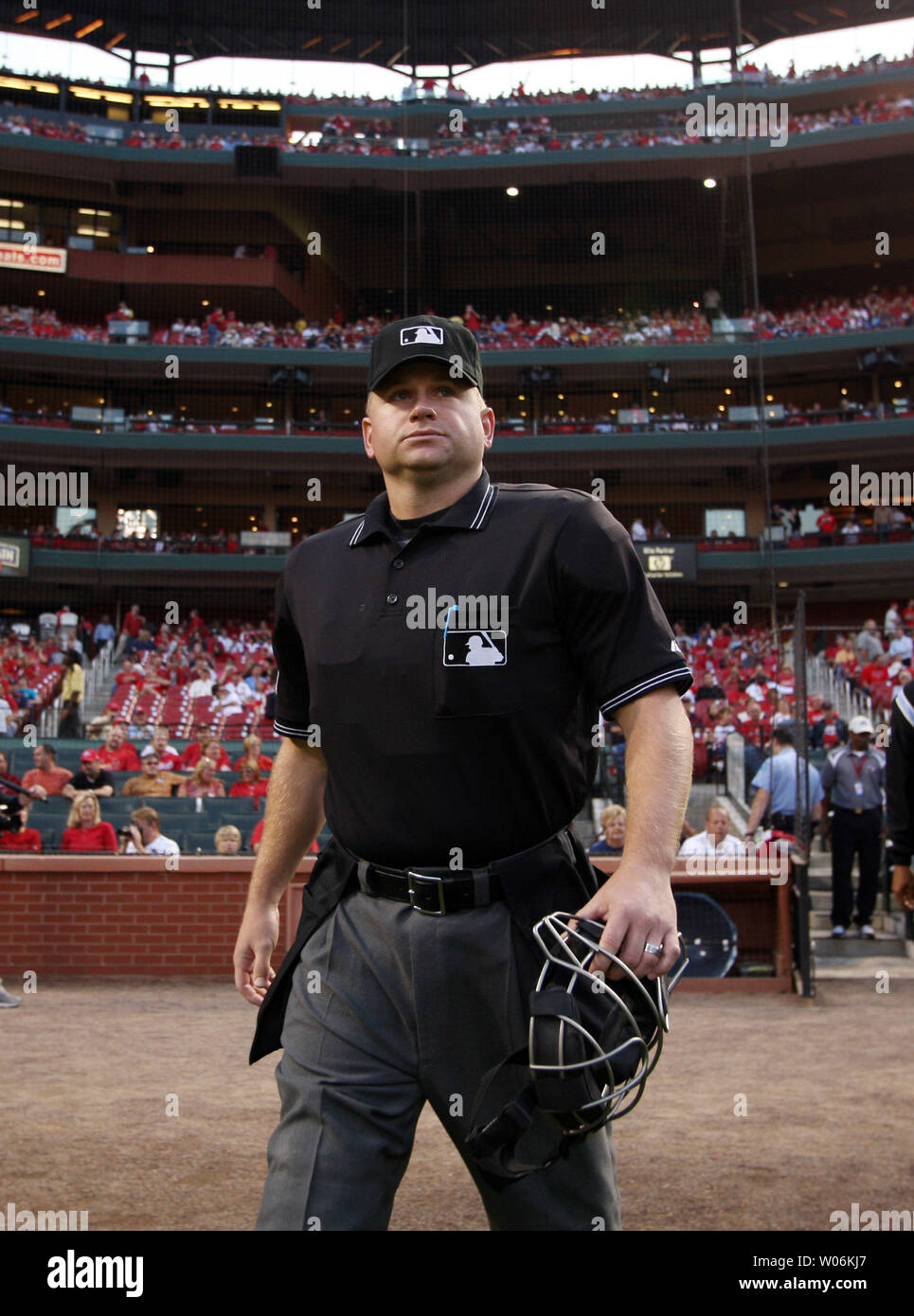 Accueil arbitre Mike promenades Dominique Barbéris sur le terrain pour un match entre les Milwaukee Brewers et les Cardinals de Saint-Louis au Busch Stadium de Saint-Louis le 2 septembre. L'année 2009. UPI/Bill Greenblatt Banque D'Images