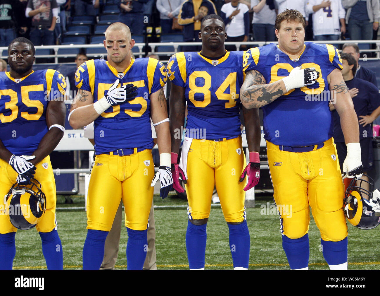 Saint Louis Rams joueurs (G à D) Samkon Gado, James Laurinaitis, Randy McMichael et Richie incognito dans leur stand de vieux uniformes avant un match contre les Vikings du Minnesota à l'Edward Jones Dome à St Louis le 11 octobre 2009. L'uniforme que l'équipe ont été portés lors de leur Super Bowl 1999 saison gagnante n'a pas aidé le Minnesota a gagné le match 31-10. UPI/Bill Greenblatt Banque D'Images