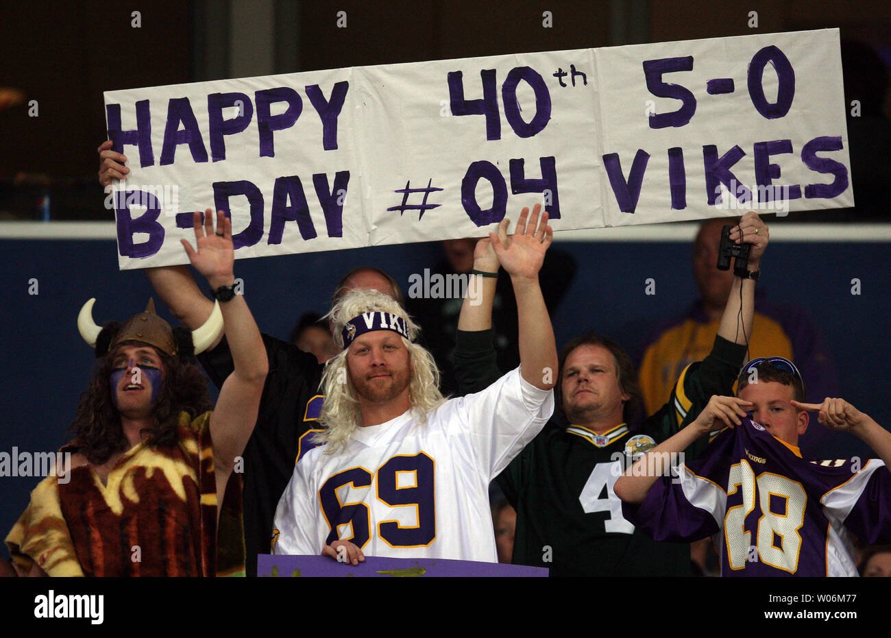Minnesota Vikings Fans Tenir Une Pancarte Qui Souhaitent Quarterback Brent Favre Joyeux Anniversaire Lors De Leur Match Contre Les Rams De Saint Louis A L Edward Jones Dome A St Louis Le 11 Octobre