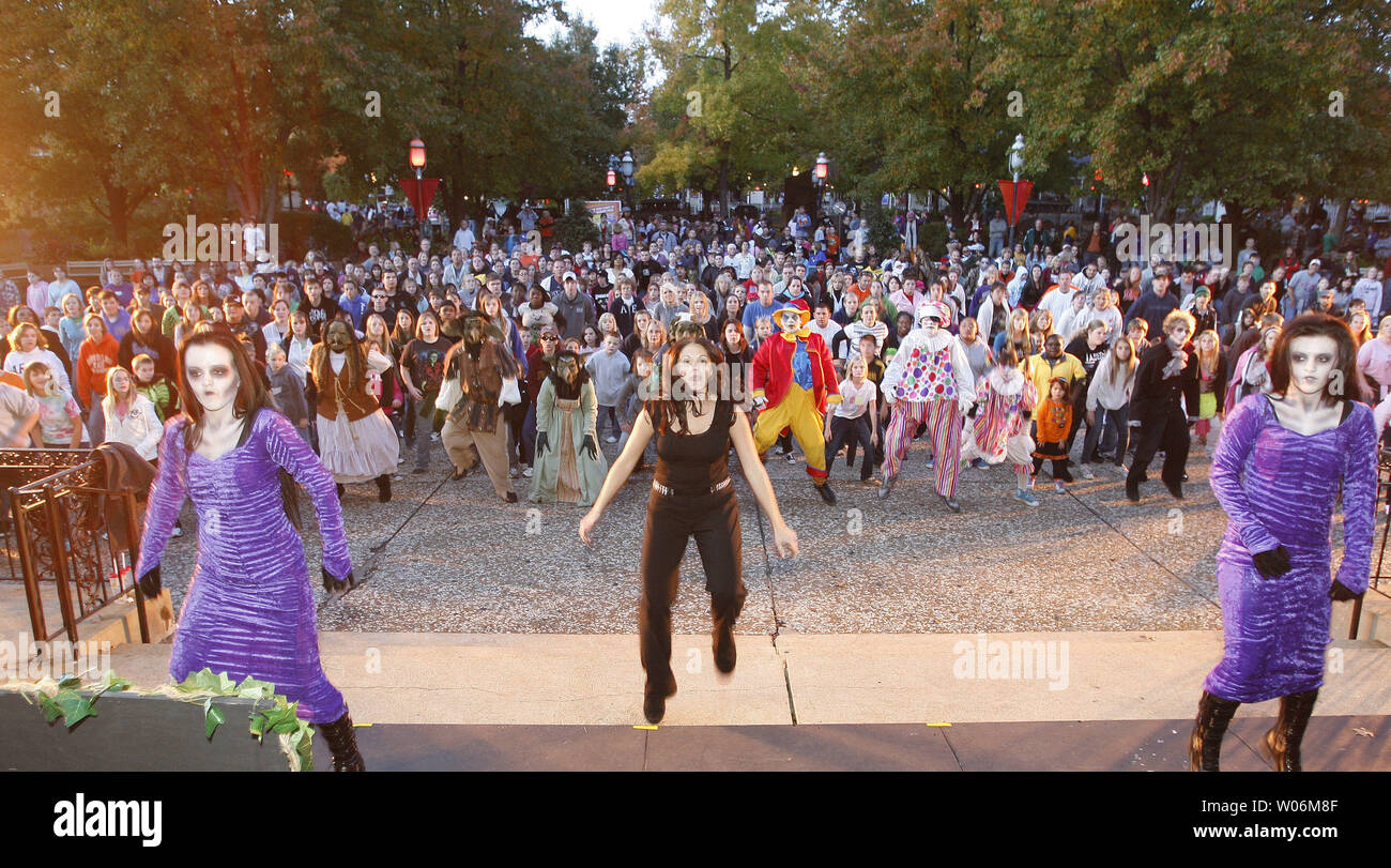 Professeurs de danse 622 autres une danse à la chanson 'Thriller' de Michael Jackson dans une tentative de briser le record du monde de la plus grande danse simultanée, à Six Flags St Louis à Eureka, Missouri le 24 octobre 2009. 'Thrill the World 2009' est exigeant, plus de 270 000 personnes à la danse à la chanson de Michael Jackson à la fois. 400 sites dans le monde entier ont participé à la danse à la fois. UPI/Bill Greenblatt Banque D'Images