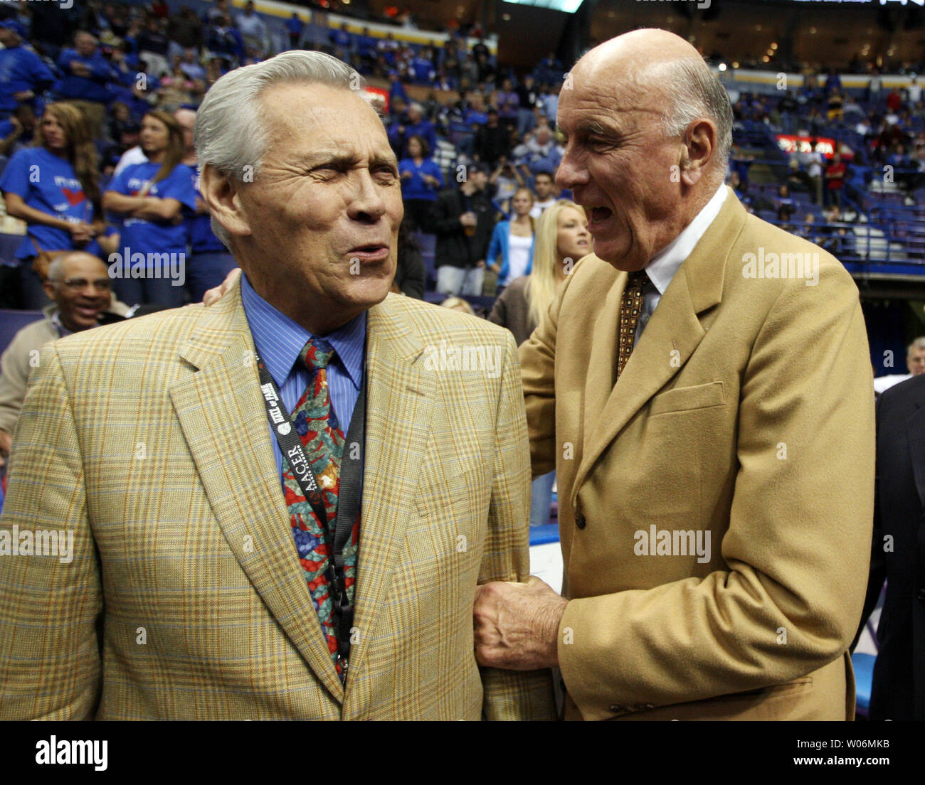 Ancienne église Saint-louis Hawks et les membres de la Basketball Hall of Fame (L à R) Falaise Hagen et Bob Pettit partager un rire avant d'être présenté à la mi-temps du Basketball Hall of Fame Classic au Scottrade Center à St Louis le 17 novembre 2009. UPI/Bill Greenblatt Banque D'Images