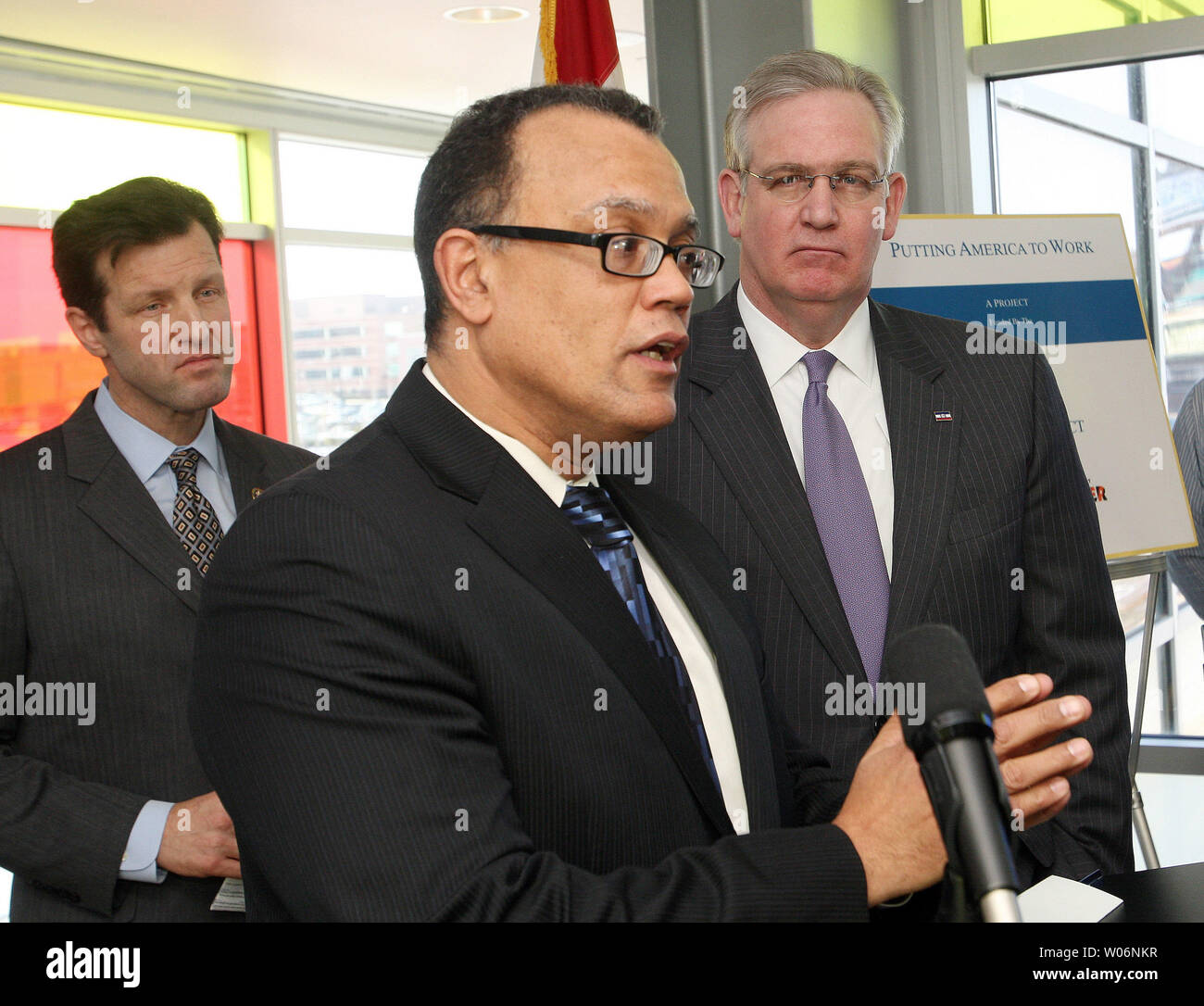 Le Gouverneur du Missouri, Jay Nixon (R) et Russ Carnahan (D-MO) (L) écouter comme Ed Montgomery, directeur exécutif de la Maison blanche pour les collectivités et les travailleurs auto annonce une nouvelle subvention du gouvernement fédéral d'investir plus de 1 milliards de dollars dans de nouvelles technologies pour le Missouri et l'Illinois à St Louis Le 28 janvier 2010. Les subventions, qui font partie de la Loi de récupération et comprennent 1,2 milliards de dollars pour construire une ligne ferroviaire à grande vitesse entre Saint-Louis et Chicago, et de 31 millions de dollars pour apporter des améliorations qui permettront d'améliorer le transport de banlieue entre Saint Louis et Kansas City. UPI/Bill Greenblatt Banque D'Images