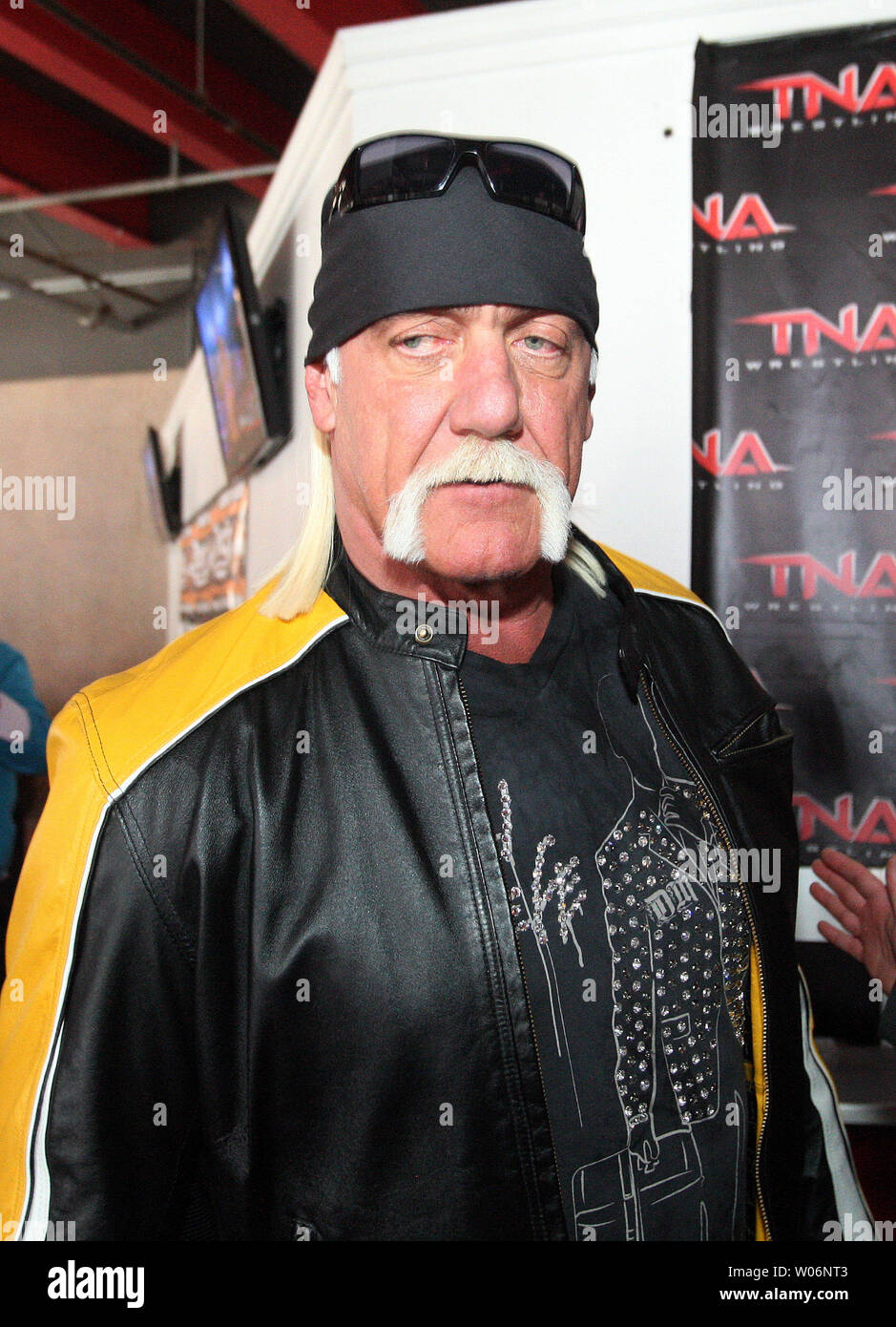 Total Nonstop Action lutteur Hulk Hogan quitte l'Institut américain de la Moustache Moustache de Fu Manchu Fest à St Louis Le 26 février 2010. L'Institut a tenté d'établir un record du monde pour les plus Fu ManchuÕs dans un endroit en même temps et le meilleur juge à la moustache. UPI/Bill Greenblatt Banque D'Images