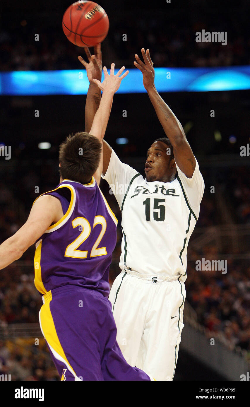 Michigan State's Durrell Summers (15) s'équipe d'un tourné en face de