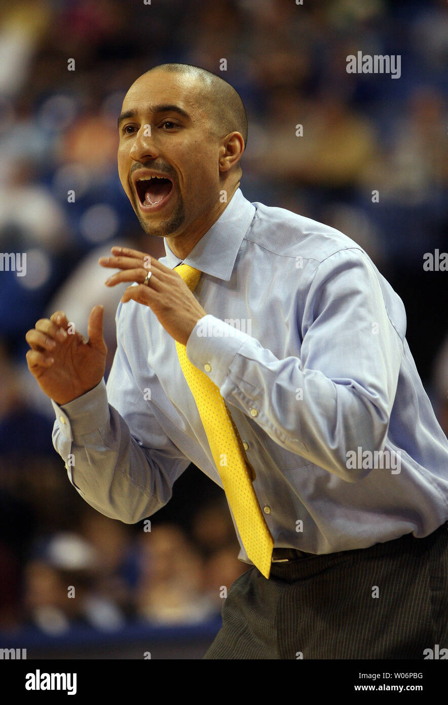 Virginie Commenwealth Rams Head coach de basket-ball Shaka Smart hurle à ses joueurs dans la première moitié de l'ordre du championnat sur invitation de basket-ball match contre l'Université de Saint-Louis Billikens au Chaifetz Arena à St Louis le 31 mars 2010. UPI/Bill Greenblatt Banque D'Images