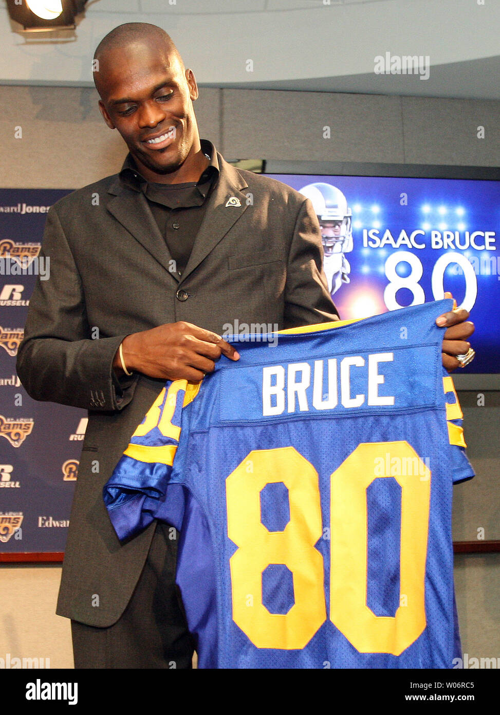 Saint Louis Rams wide receiver Isaac Bruce est titulaire d'un de ses maillots après a officiellement pris sa retraite de la Ligue nationale de football au niveau de l'équipe siège à Earth City, New York le 9 juin 2010. Bruce a passé 14 ans en commençant par les Los Angeles Rams en 1994 et passé les deux en tant que membre de la San Francisco 49'ers. L'acquisition de béliers Bruce la semaine dernière pour qu'il puisse prendre sa retraite comme un bélier. Bruce se classe au cinquième rang dans la NFL avec 1 024 réceptions et soignant deuxième avec 15 208 verges de réception de carrière. Sa carrière de touchés reçoivent 91 neuvième rang dans la ligue. UPI/Bill Greenblatt Banque D'Images