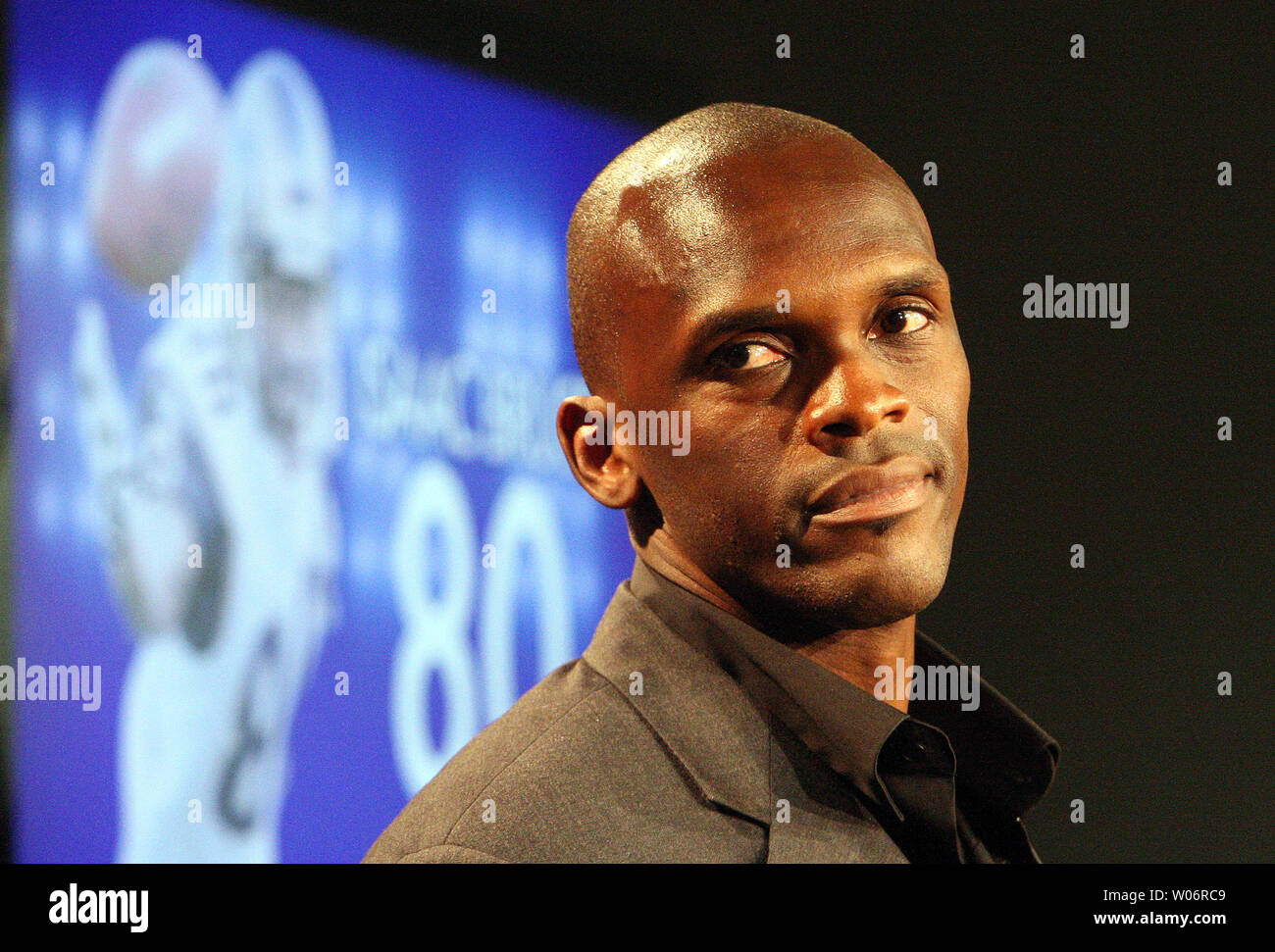 Saint Louis Rams wide receiver Isaac Bruce answes a reporters question après avoir officiellement sa retraite de la Ligue nationale de football au niveau de l'équipe siège à Earth City, New York le 9 juin 2010. Bruce a passé 14 ans en commençant par les Los Angeles Rams en 1994 et passé les deux en tant que membre de la San Francisco 49'ers. L'acquisition de béliers Bruce la semaine dernière pour qu'il puisse prendre sa retraite comme un bélier. Bruce se classe au cinquième rang dans la NFL avec 1 024 réceptions et soignant deuxième avec 15 208 verges de réception de carrière. Sa carrière de touchés reçoivent 91 neuvième rang dans la ligue. UPI/Bill Greenblatt Banque D'Images