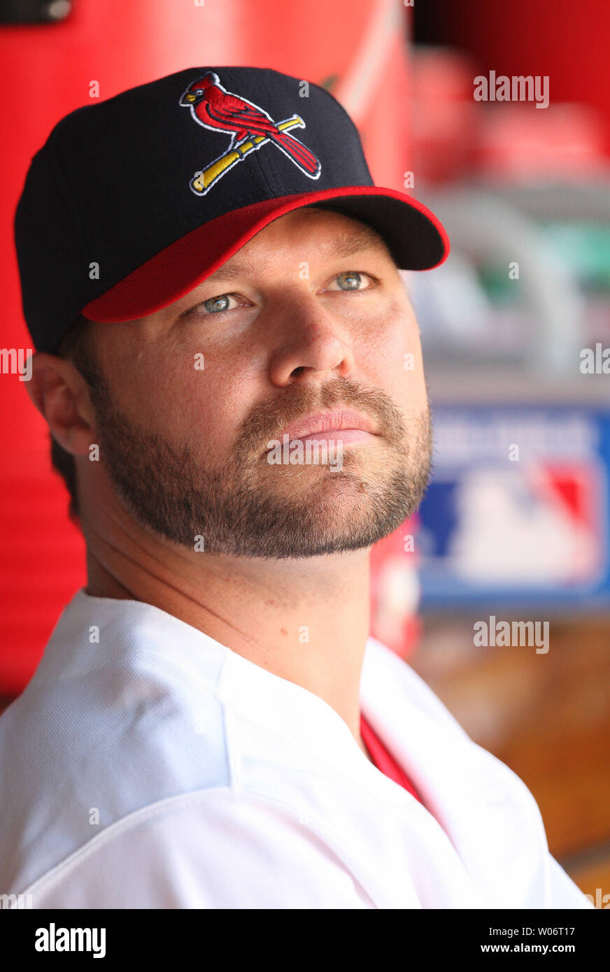 Cardinals de Saint-Louis nouvellement acquises le lanceur partant Jake Westbrook regarde le tableau de bord de l'étang au cours d'un match contre les Pirates de Pittsburgh au Busch Stadium de Saint-Louis le 1 août 2010. UPI/BIll Greenblatt Banque D'Images