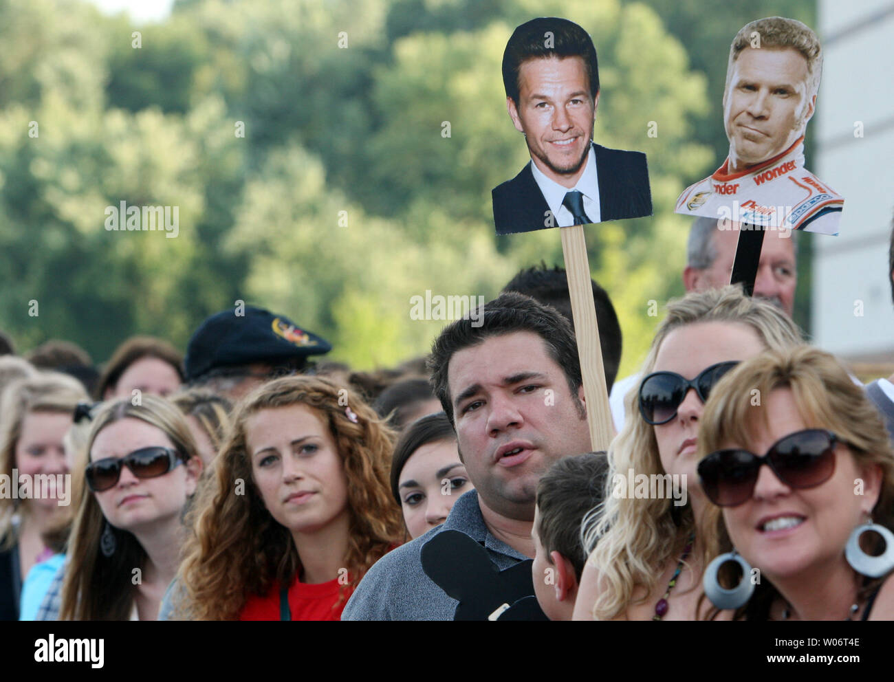 Fans attendent patiemment pour les acteurs Mark Wahlberg et Will Ferrell lors d'un premier ministre de leur dernier film "l'autre gars,' à Chesterfield, Missouri, le 5 août 2010. UPI/Bill Greenblatt Banque D'Images