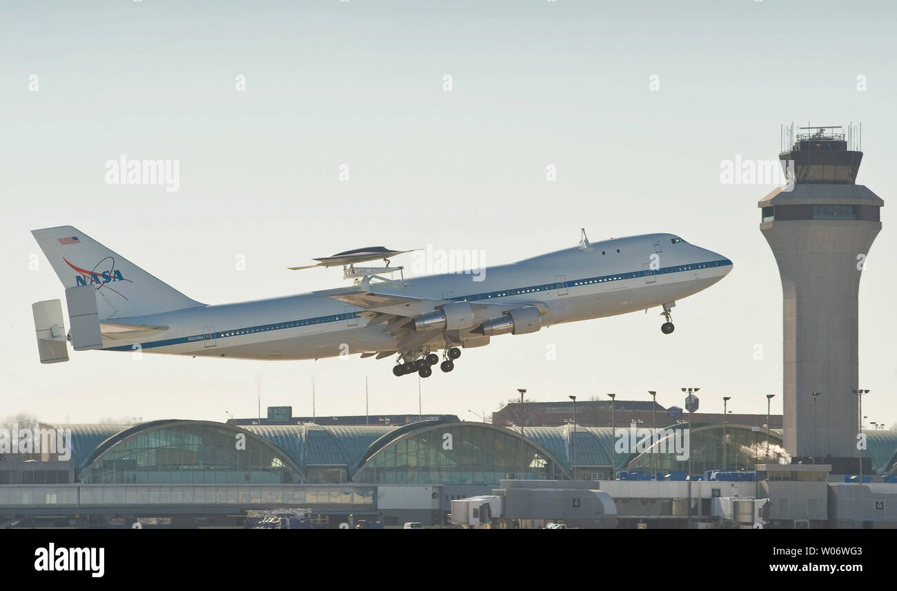 Le Boeing Phantom Ray unmanned airborne system est situé au sommet d'une navette de la NASA porte-avions, un Boeing 747 modifié, tel qu'il décolle à Lambert à l'Aéroport International de St Louis à St Louis le 13 décembre 2010. Les 50 minutes de vol a été effectué en préparation pour Phantom Ray's transport à venir sur cette dernière à la Dryden Flight Research Center à l'Edwards Air Force Base. UPI/Boeing Banque D'Images