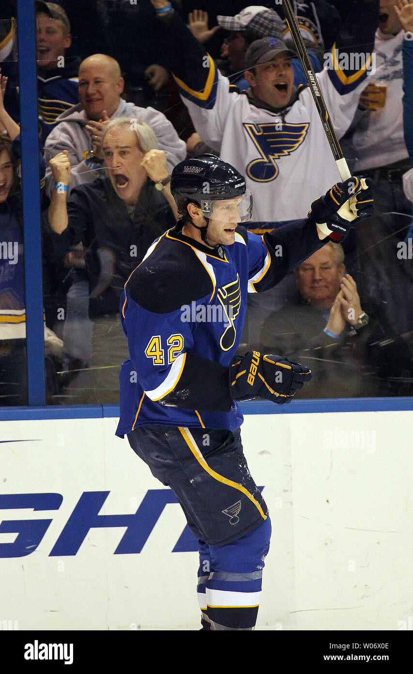 Saint Louis Blues David Backes célèbre son premier but contre la période Phoenix Coyotes au Scottrade Center à St Louis le 10 janvier 2011. UPI/Bill Greenblatt Banque D'Images