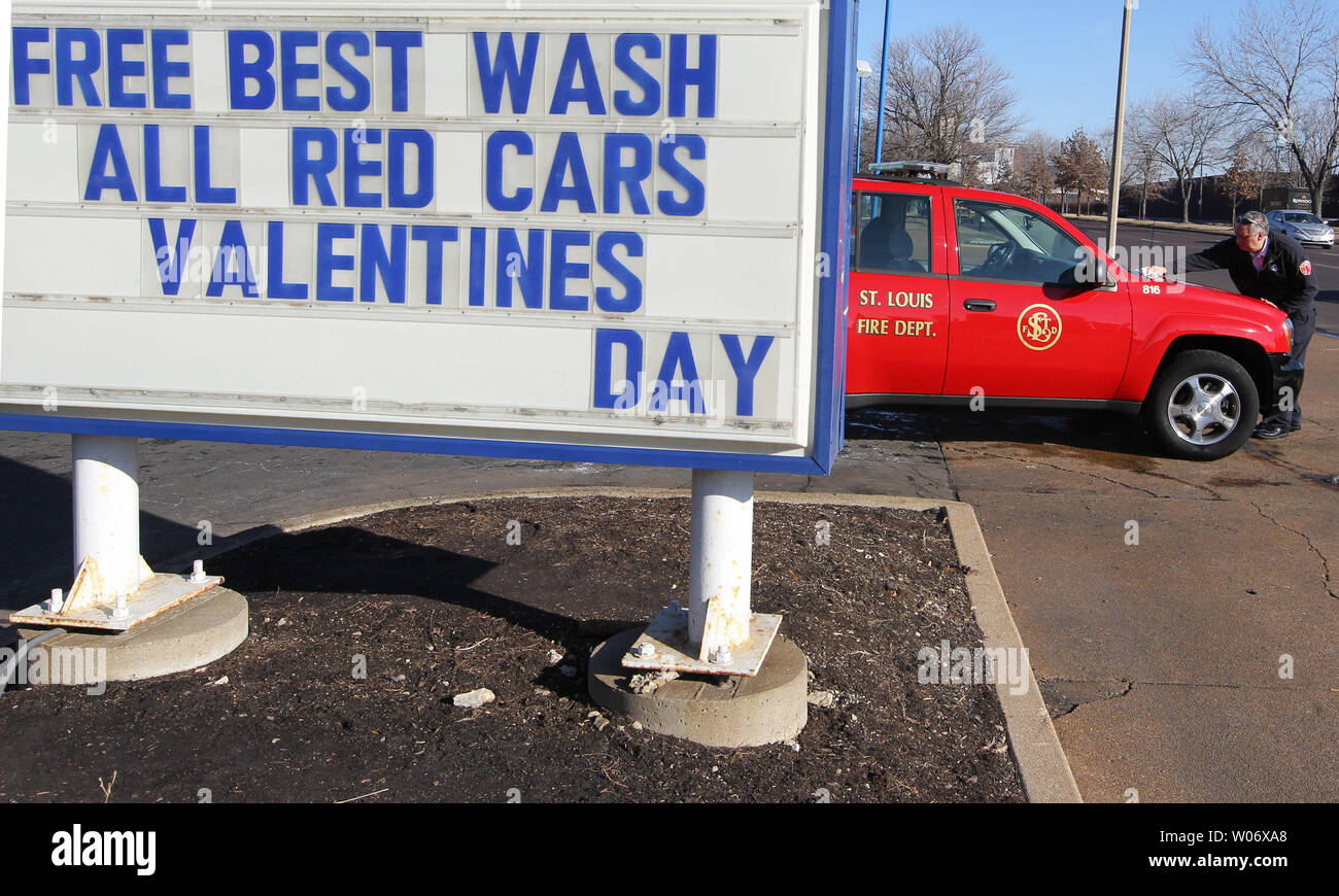 Le Capitaine Paul Davis de l'incendie de Saint Louis prend avantage de la Spéciale Saint Valentin et obtient son personnel un architecte gratuitement à la chambre à gaz Express lavage de voiture à Saint Louis, le 14 février 2011. Chambre à gaz a été le lavage de voitures rouges pour le Jour de Valentines gratuitement pendant près de 20 ans. UPI/Bill Greenblatt Banque D'Images